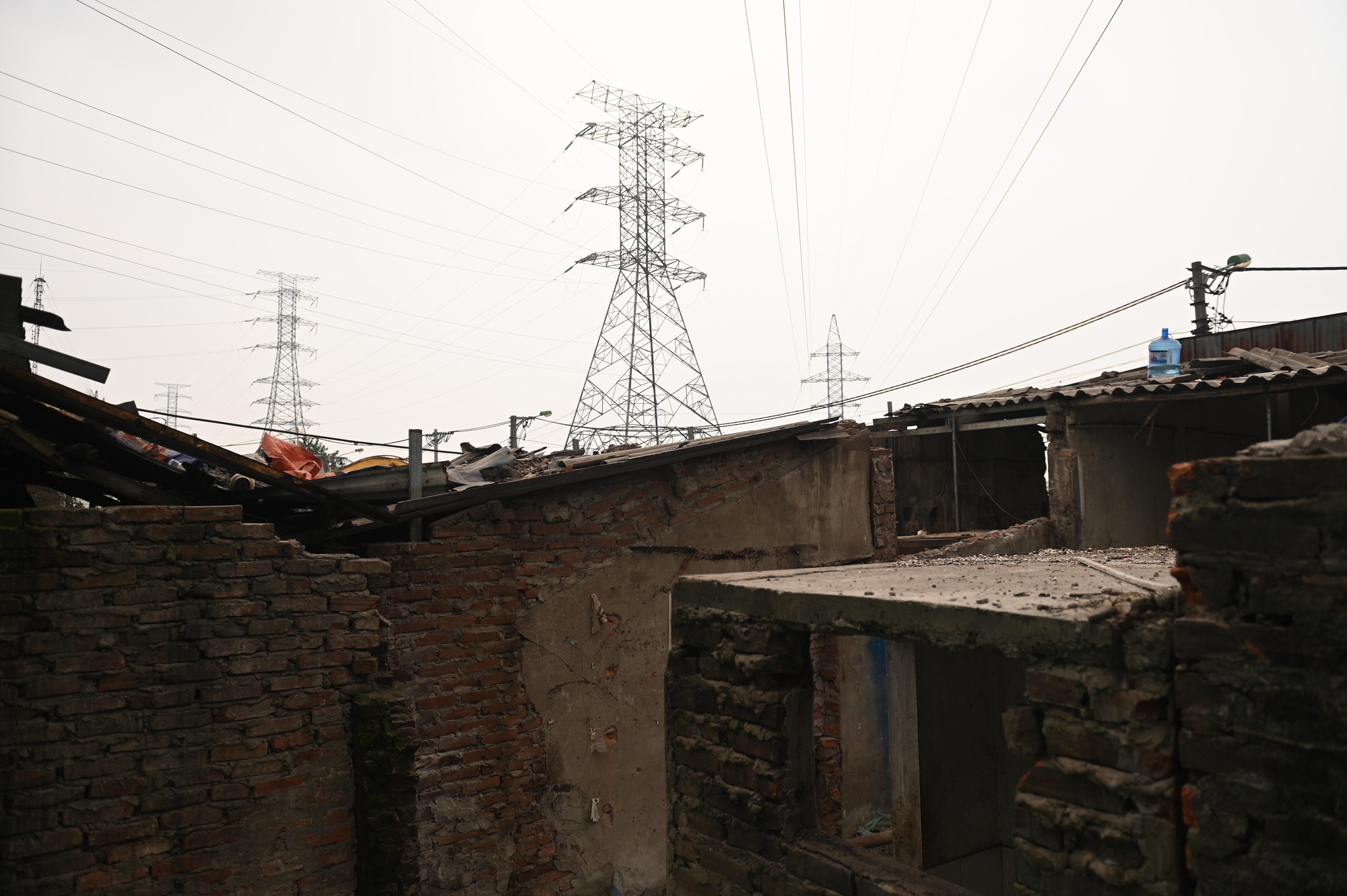 To&agrave;n cảnh đường Tam Trinh ở H&agrave; Nội những ng&agrave;y &ldquo;chạy nước r&uacute;t&rdquo;: D&acirc;n hối hả di dời, m&aacute;y m&oacute;c rầm rộ thi c&ocirc;ng- Ảnh 7.