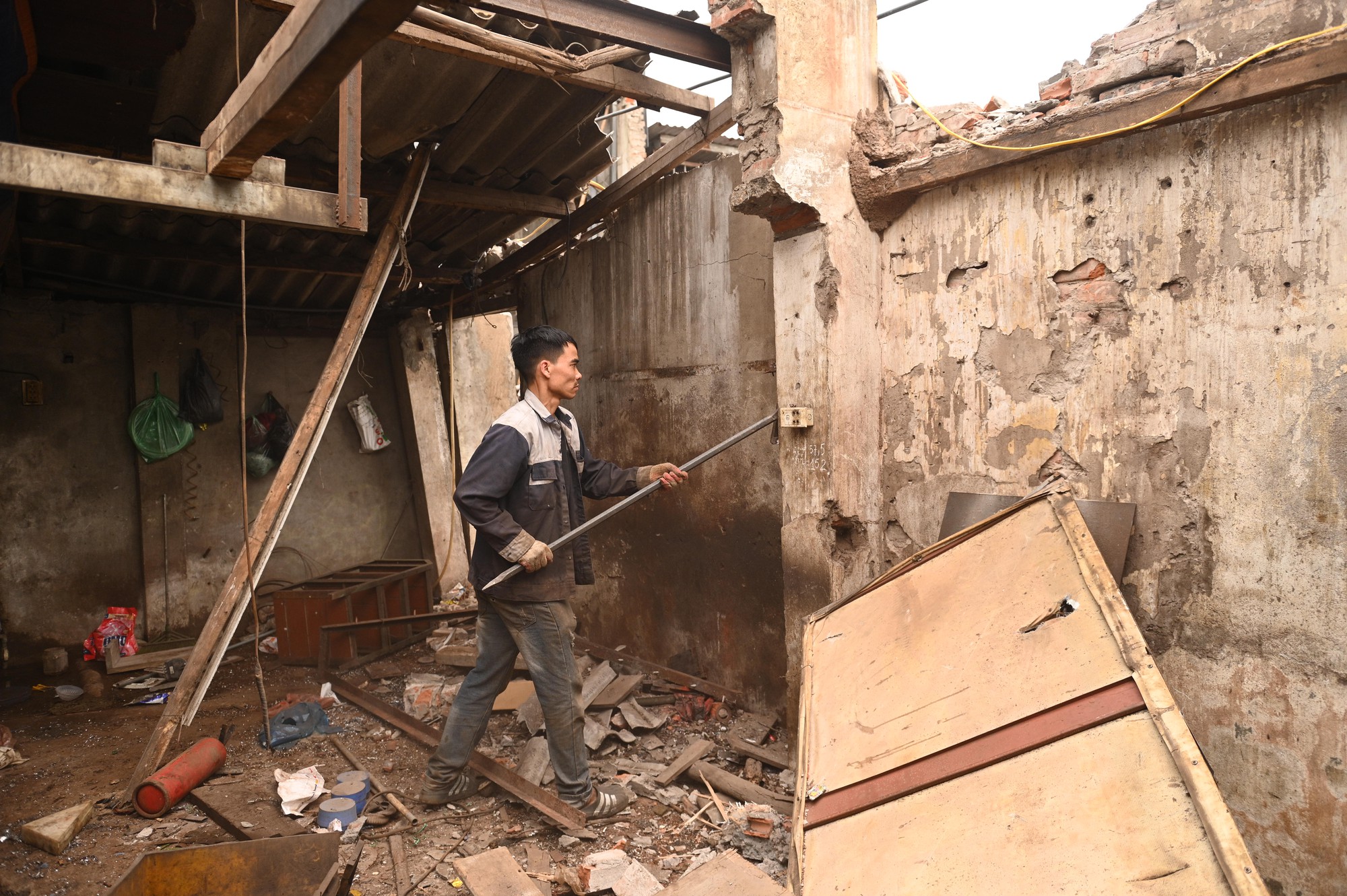 To&agrave;n cảnh đường Tam Trinh ở H&agrave; Nội những ng&agrave;y &ldquo;chạy nước r&uacute;t&rdquo;: D&acirc;n hối hả di dời, m&aacute;y m&oacute;c rầm rộ thi c&ocirc;ng- Ảnh 4.