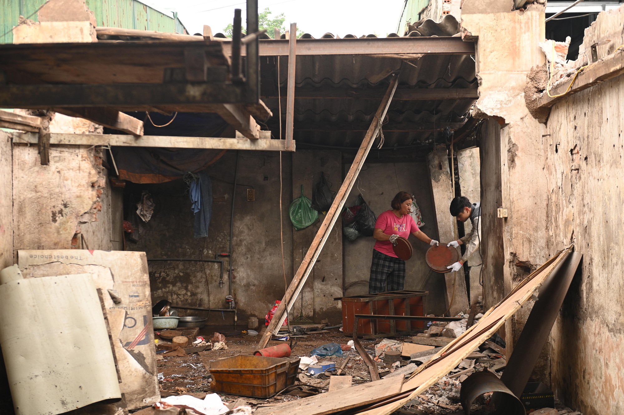 To&agrave;n cảnh đường Tam Trinh ở H&agrave; Nội những ng&agrave;y &ldquo;chạy nước r&uacute;t&rdquo;: D&acirc;n hối hả di dời, m&aacute;y m&oacute;c rầm rộ thi c&ocirc;ng- Ảnh 3.