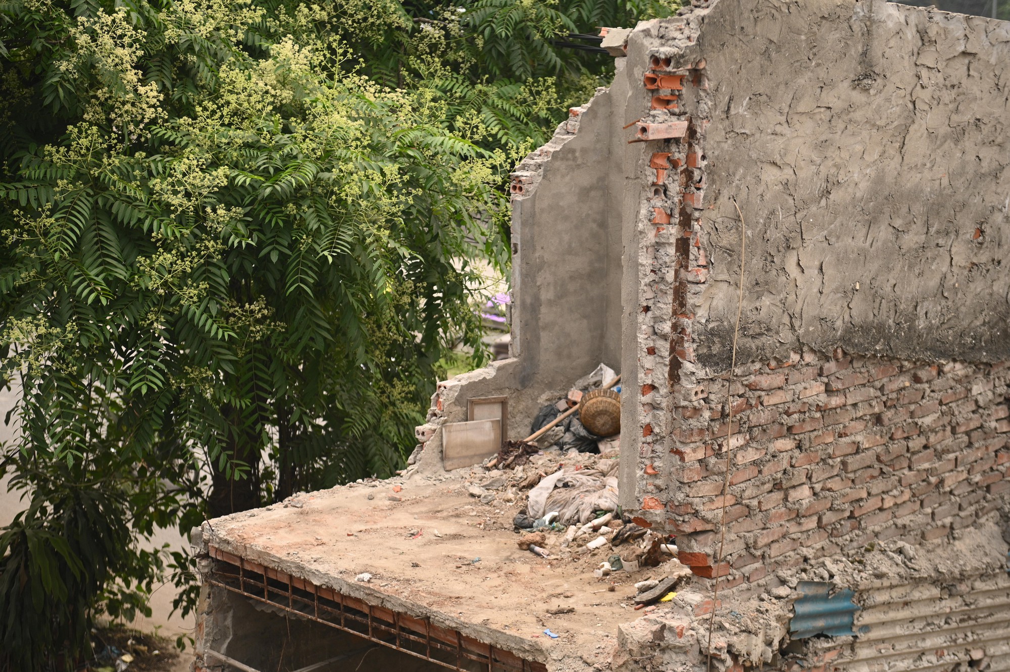 To&agrave;n cảnh đường Tam Trinh ở H&agrave; Nội những ng&agrave;y &ldquo;chạy nước r&uacute;t&rdquo;: D&acirc;n hối hả di dời, m&aacute;y m&oacute;c rầm rộ thi c&ocirc;ng- Ảnh 5.