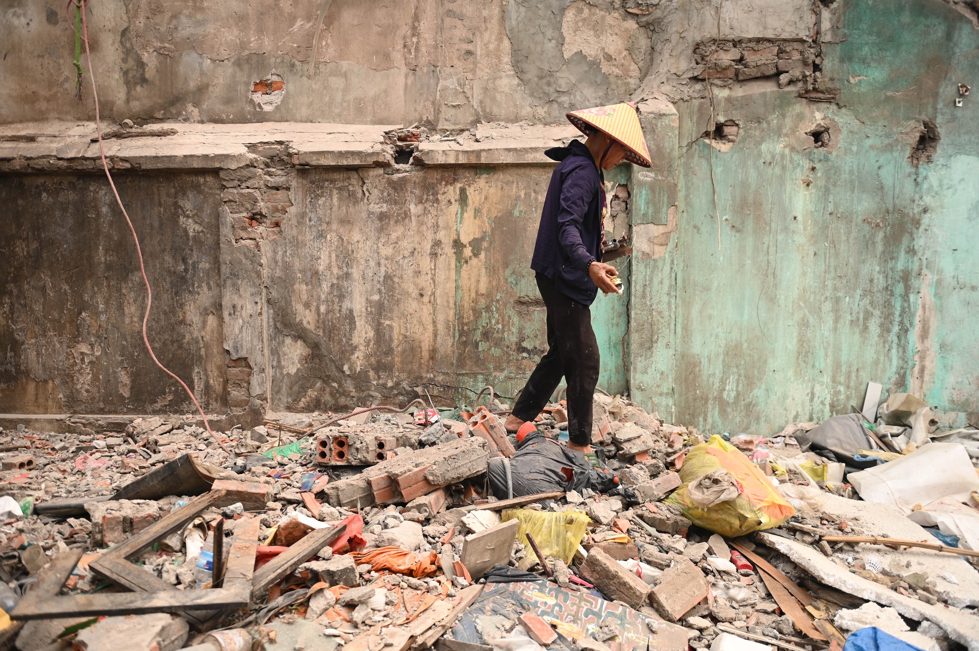 To&agrave;n cảnh đường Tam Trinh ở H&agrave; Nội những ng&agrave;y &ldquo;chạy nước r&uacute;t&rdquo;: D&acirc;n hối hả di dời, m&aacute;y m&oacute;c rầm rộ thi c&ocirc;ng- Ảnh 2.