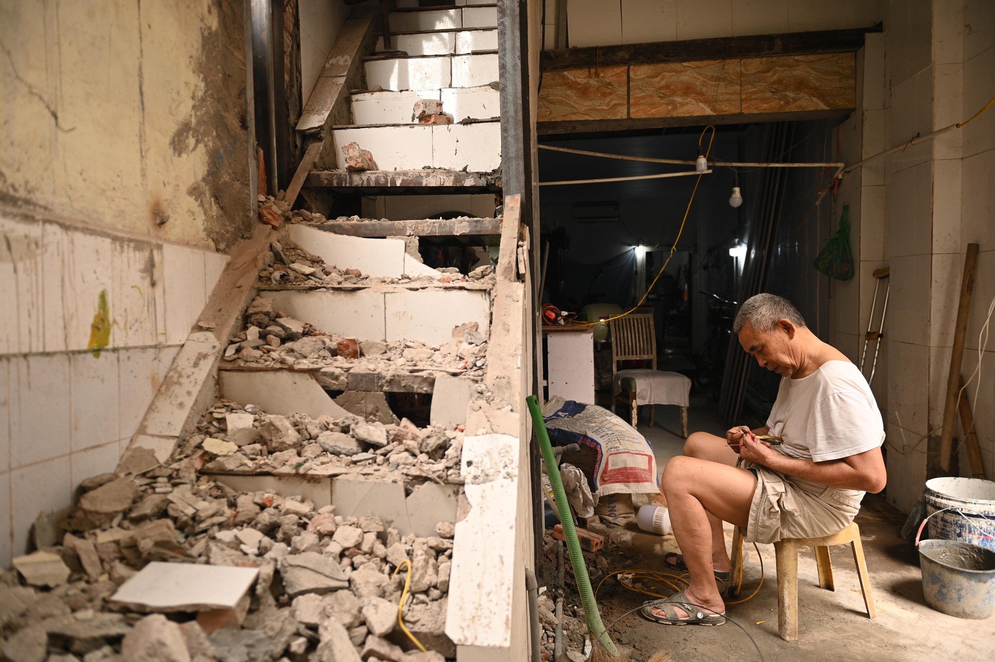 To&agrave;n cảnh đường Tam Trinh ở H&agrave; Nội những ng&agrave;y &ldquo;chạy nước r&uacute;t&rdquo;: D&acirc;n hối hả di dời, m&aacute;y m&oacute;c rầm rộ thi c&ocirc;ng- Ảnh 1.