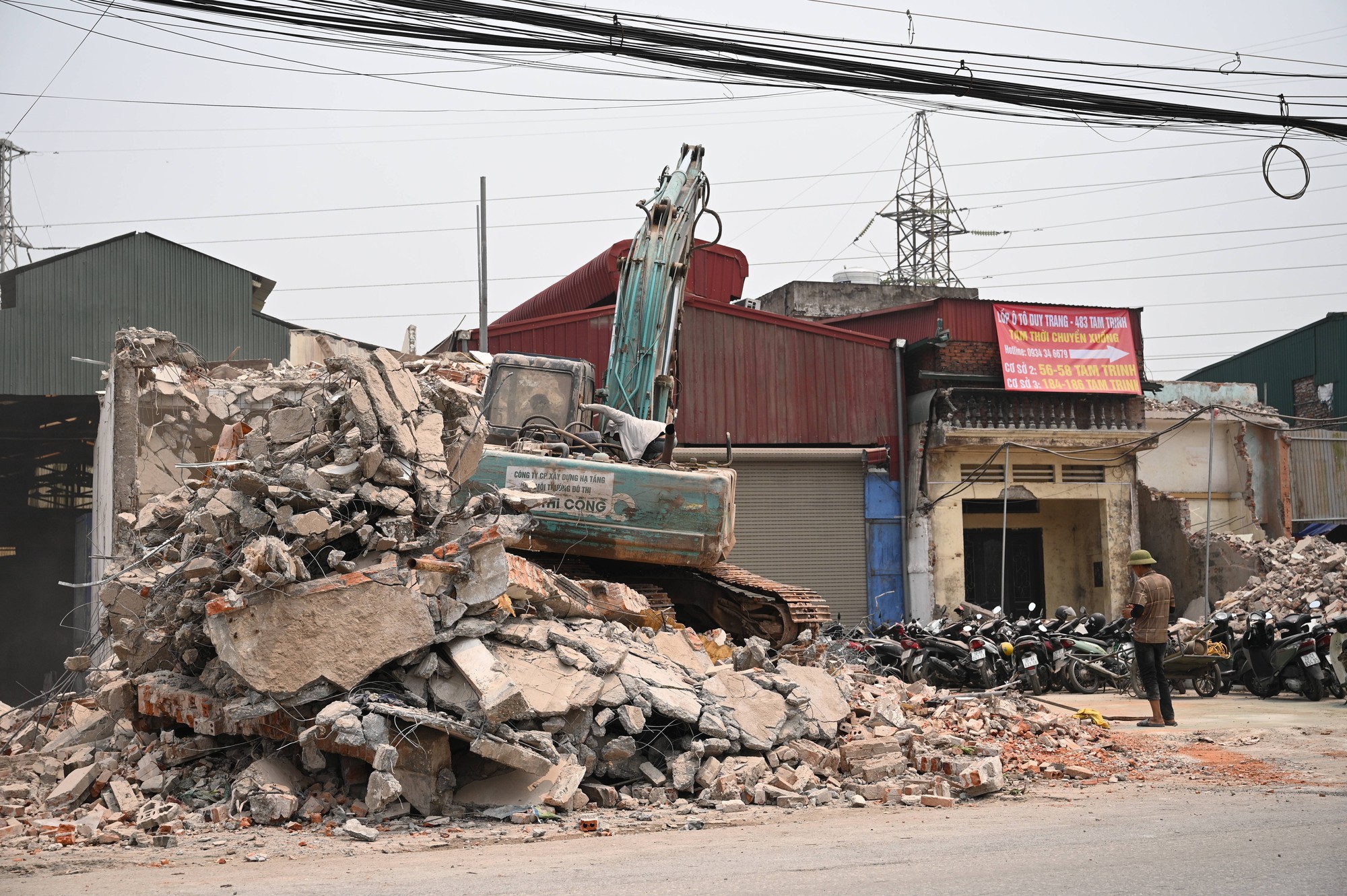 To&agrave;n cảnh đường Tam Trinh ở H&agrave; Nội những ng&agrave;y &ldquo;chạy nước r&uacute;t&rdquo;: D&acirc;n hối hả di dời, m&aacute;y m&oacute;c rầm rộ thi c&ocirc;ng- Ảnh 8.