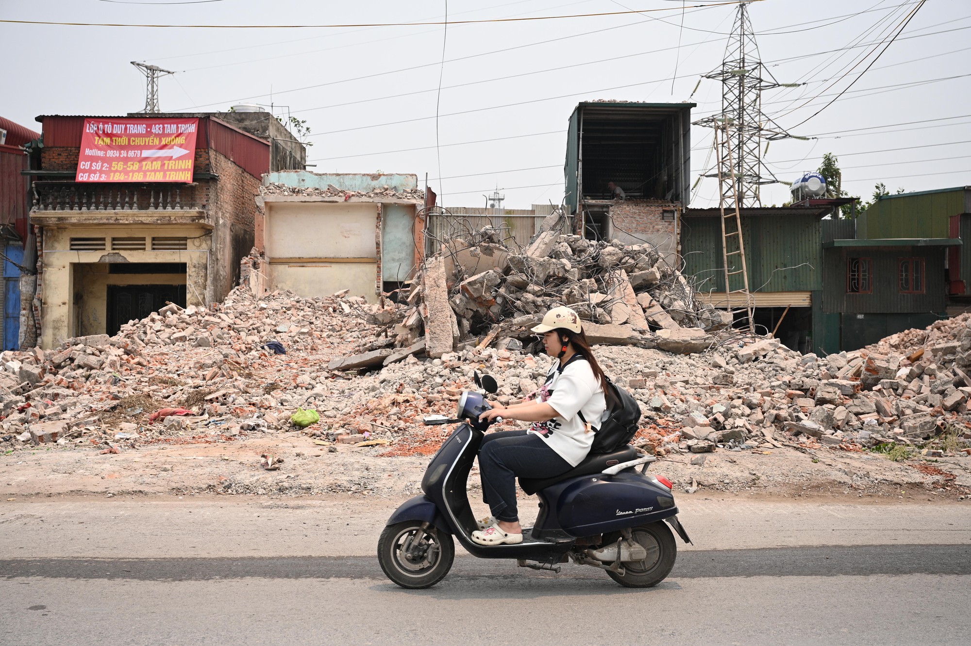 To&agrave;n cảnh đường Tam Trinh ở H&agrave; Nội những ng&agrave;y &ldquo;chạy nước r&uacute;t&rdquo;: D&acirc;n hối hả di dời, m&aacute;y m&oacute;c rầm rộ thi c&ocirc;ng- Ảnh 10.