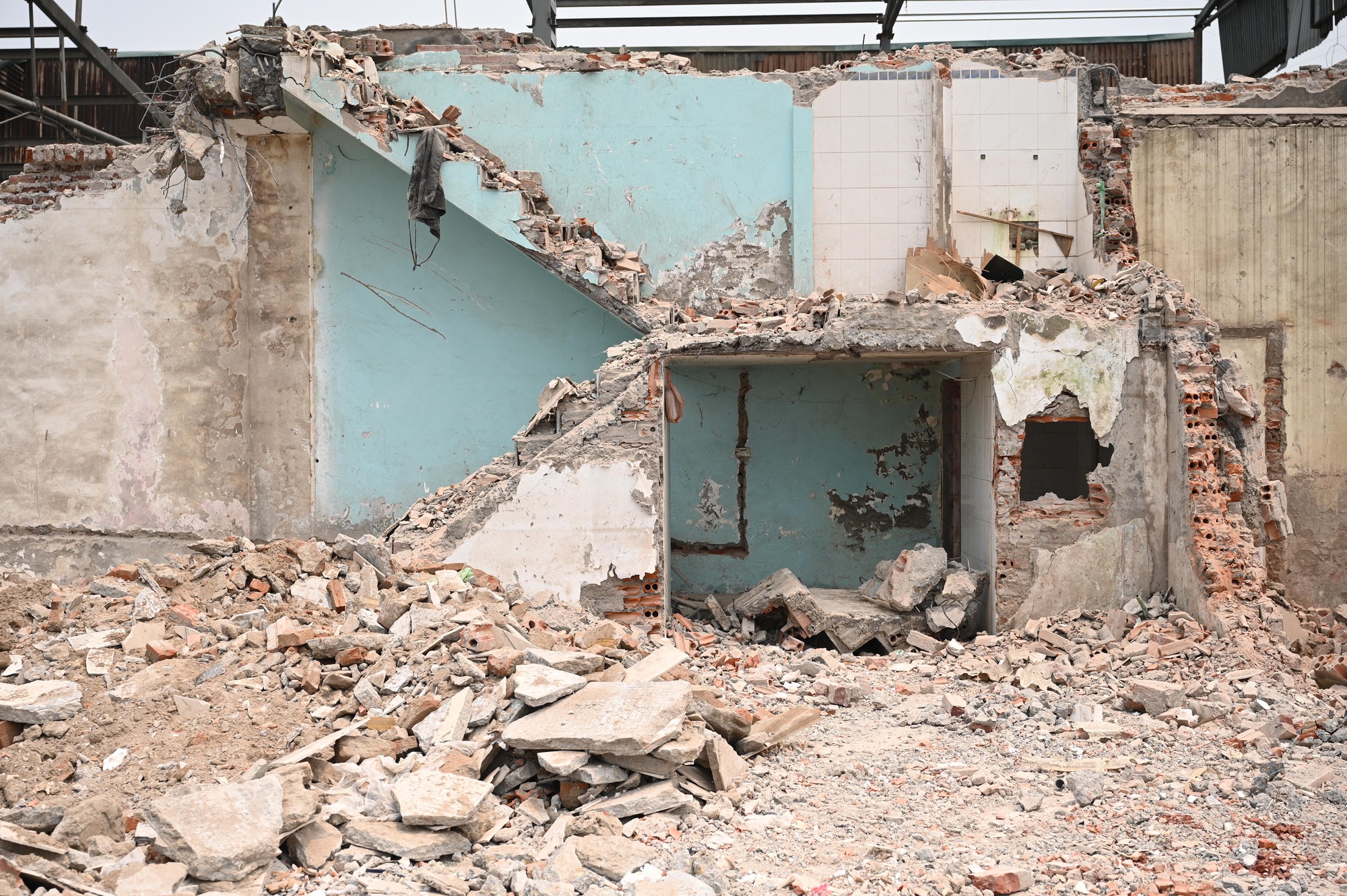 To&agrave;n cảnh đường Tam Trinh ở H&agrave; Nội những ng&agrave;y &ldquo;chạy nước r&uacute;t&rdquo;: D&acirc;n hối hả di dời, m&aacute;y m&oacute;c rầm rộ thi c&ocirc;ng- Ảnh 11.