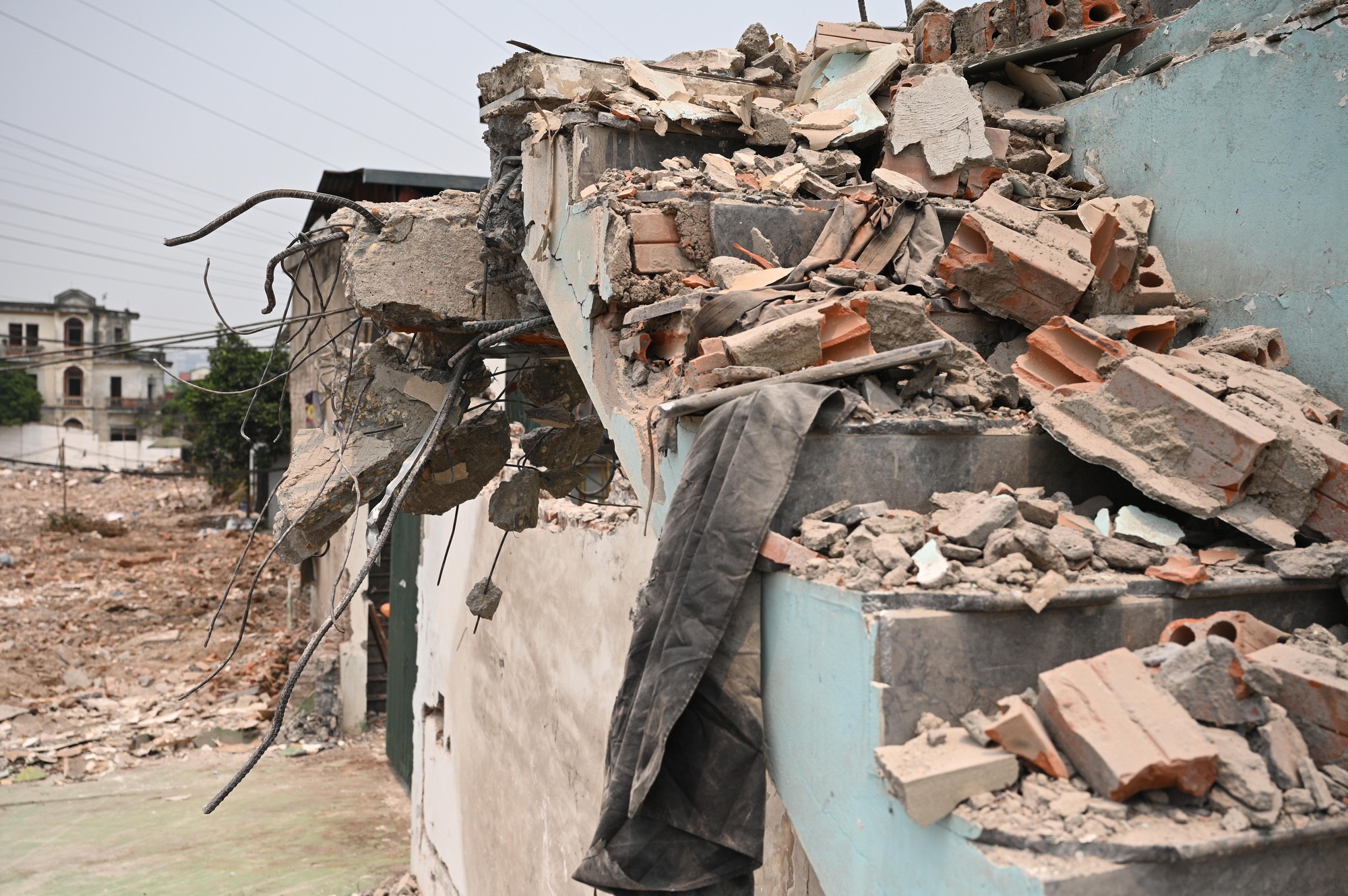 To&agrave;n cảnh đường Tam Trinh ở H&agrave; Nội những ng&agrave;y &ldquo;chạy nước r&uacute;t&rdquo;: D&acirc;n hối hả di dời, m&aacute;y m&oacute;c rầm rộ thi c&ocirc;ng- Ảnh 12.