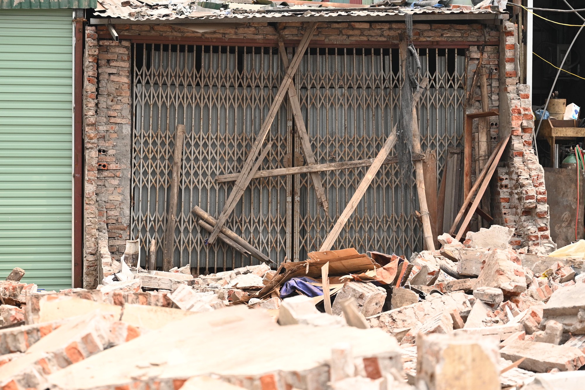 To&agrave;n cảnh đường Tam Trinh ở H&agrave; Nội những ng&agrave;y &ldquo;chạy nước r&uacute;t&rdquo;: D&acirc;n hối hả di dời, m&aacute;y m&oacute;c rầm rộ thi c&ocirc;ng- Ảnh 13.