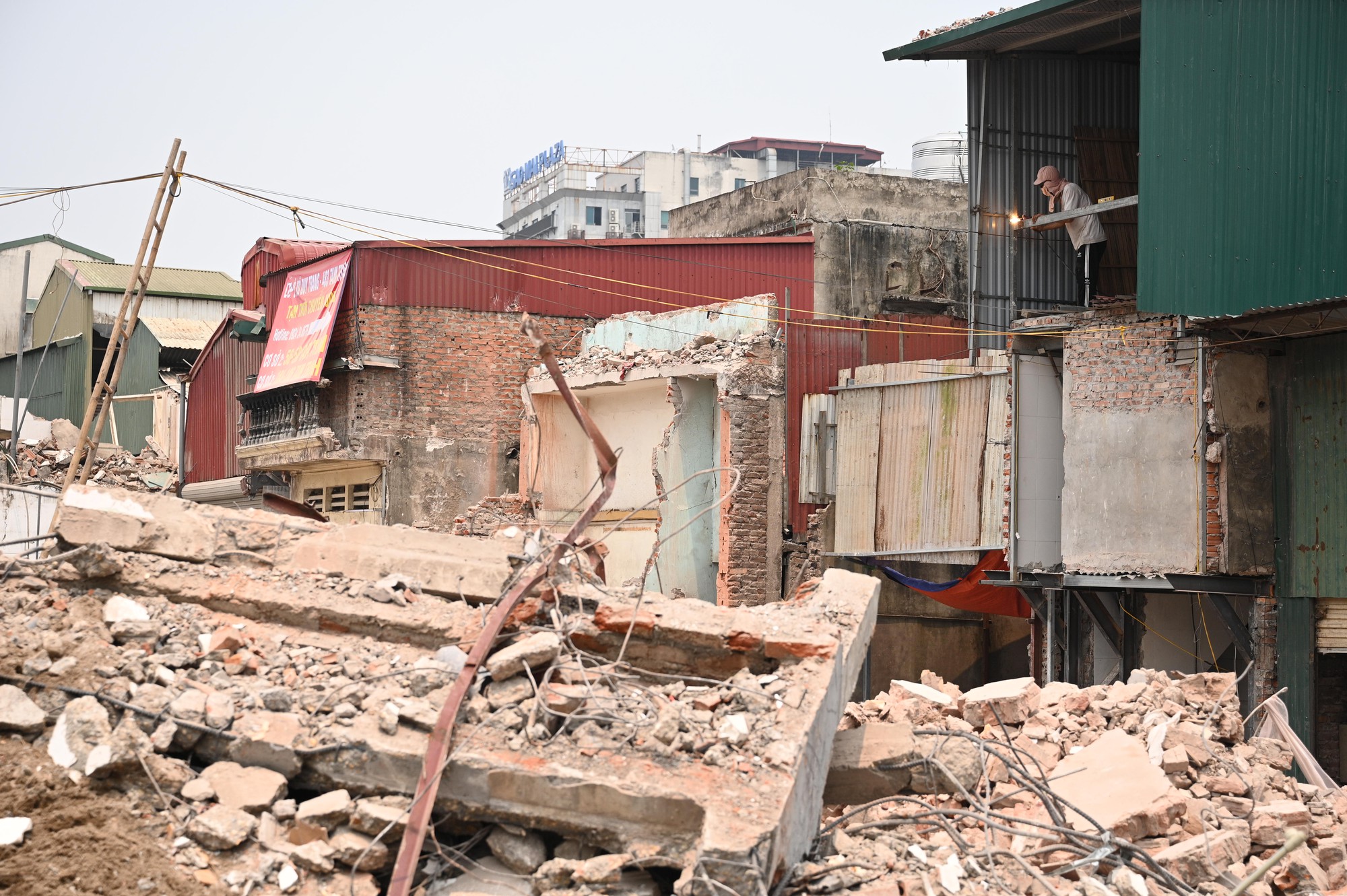 To&agrave;n cảnh đường Tam Trinh ở H&agrave; Nội những ng&agrave;y &ldquo;chạy nước r&uacute;t&rdquo;: D&acirc;n hối hả di dời, m&aacute;y m&oacute;c rầm rộ thi c&ocirc;ng- Ảnh 14.