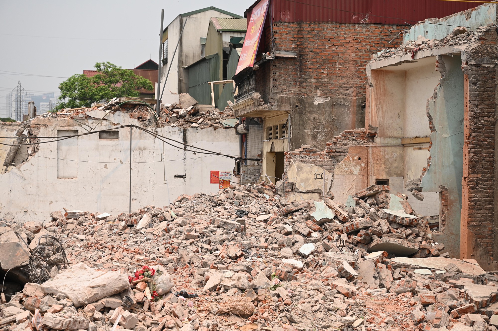 To&agrave;n cảnh đường Tam Trinh ở H&agrave; Nội những ng&agrave;y &ldquo;chạy nước r&uacute;t&rdquo;: D&acirc;n hối hả di dời, m&aacute;y m&oacute;c rầm rộ thi c&ocirc;ng- Ảnh 15.