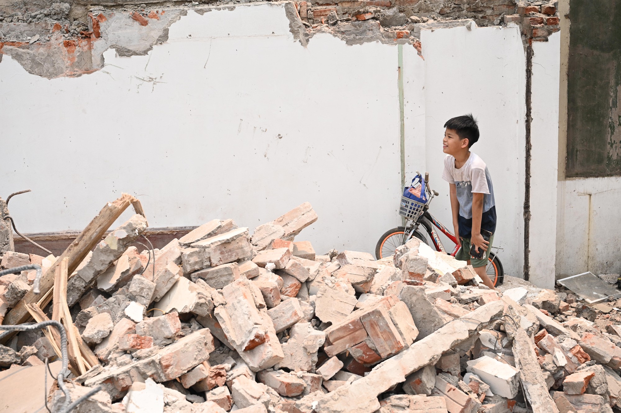 To&agrave;n cảnh đường Tam Trinh ở H&agrave; Nội những ng&agrave;y &ldquo;chạy nước r&uacute;t&rdquo;: D&acirc;n hối hả di dời, m&aacute;y m&oacute;c rầm rộ thi c&ocirc;ng- Ảnh 16.