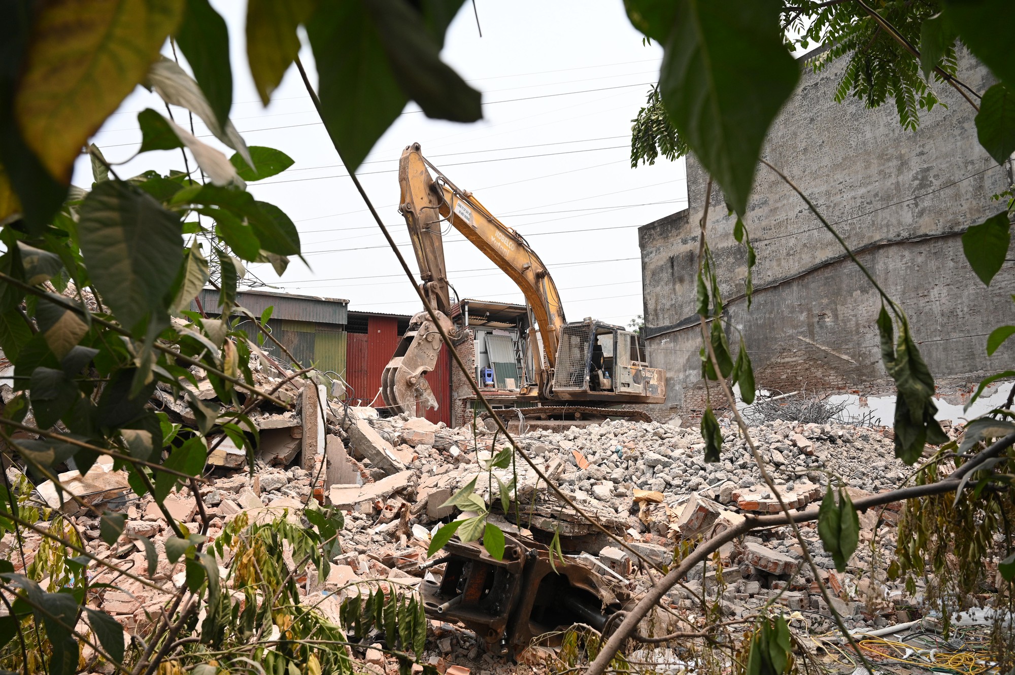 To&agrave;n cảnh đường Tam Trinh ở H&agrave; Nội những ng&agrave;y &ldquo;chạy nước r&uacute;t&rdquo;: D&acirc;n hối hả di dời, m&aacute;y m&oacute;c rầm rộ thi c&ocirc;ng- Ảnh 17.