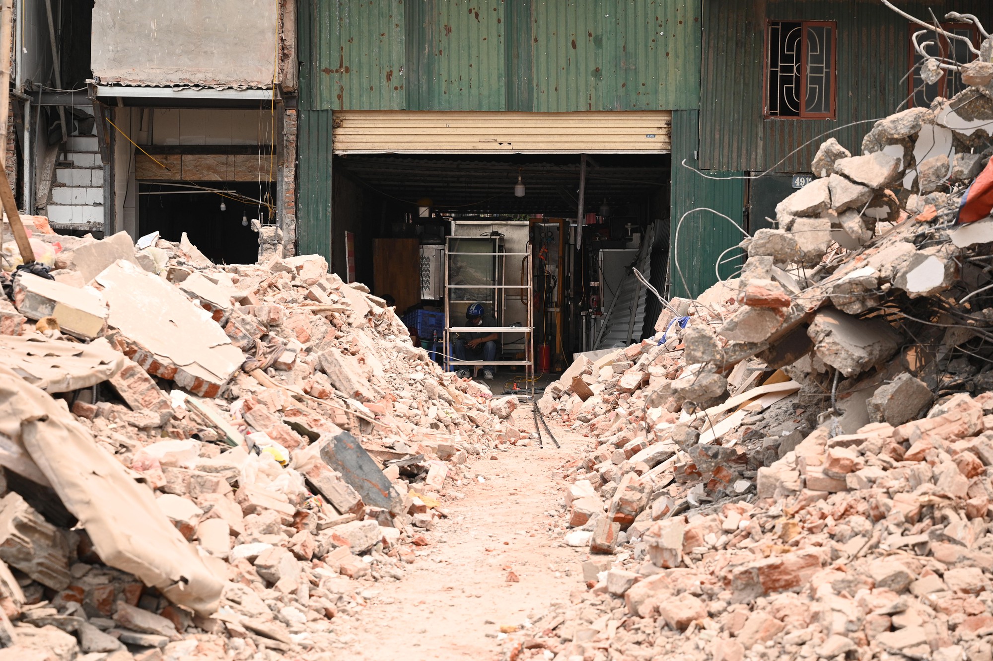 To&agrave;n cảnh đường Tam Trinh ở H&agrave; Nội những ng&agrave;y &ldquo;chạy nước r&uacute;t&rdquo;: D&acirc;n hối hả di dời, m&aacute;y m&oacute;c rầm rộ thi c&ocirc;ng- Ảnh 18.