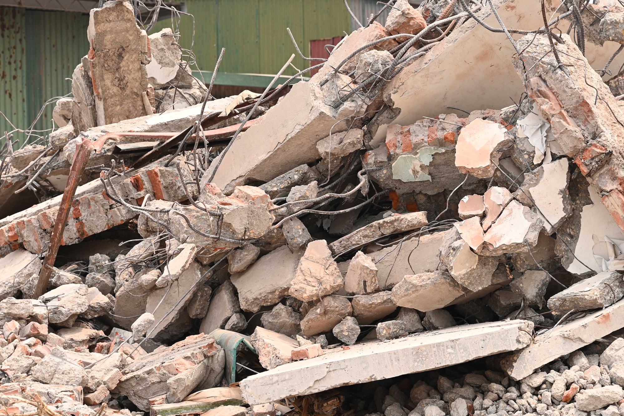 To&agrave;n cảnh đường Tam Trinh ở H&agrave; Nội những ng&agrave;y &ldquo;chạy nước r&uacute;t&rdquo;: D&acirc;n hối hả di dời, m&aacute;y m&oacute;c rầm rộ thi c&ocirc;ng- Ảnh 19.