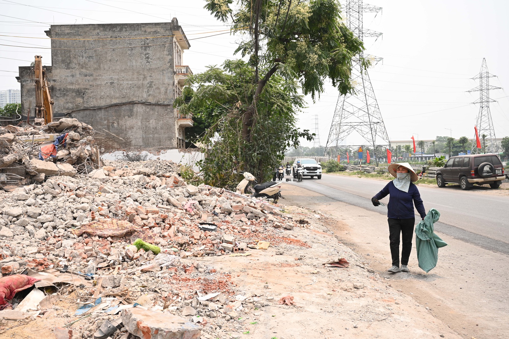 To&agrave;n cảnh đường Tam Trinh ở H&agrave; Nội những ng&agrave;y &ldquo;chạy nước r&uacute;t&rdquo;: D&acirc;n hối hả di dời, m&aacute;y m&oacute;c rầm rộ thi c&ocirc;ng- Ảnh 20.