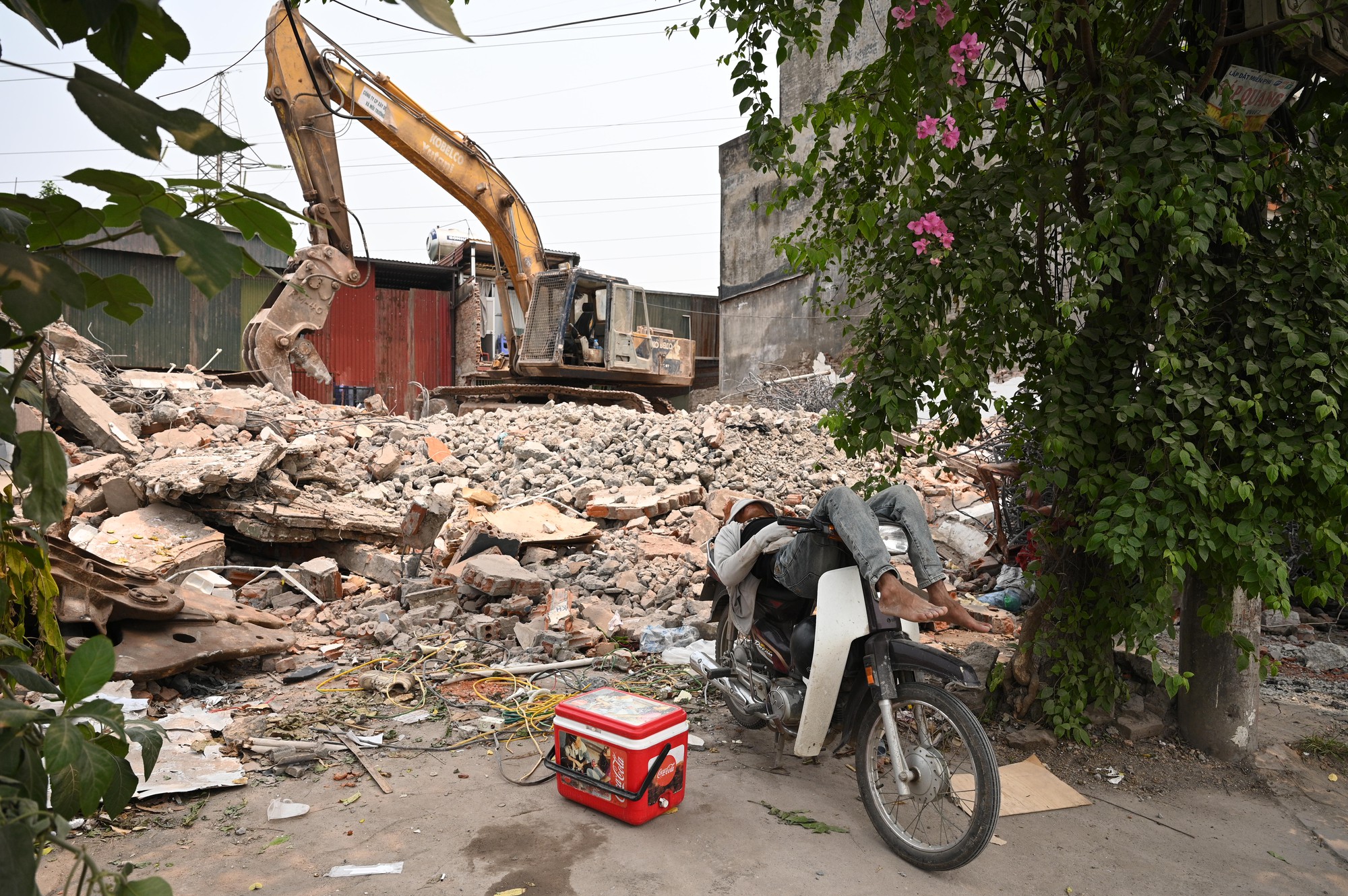 To&agrave;n cảnh đường Tam Trinh ở H&agrave; Nội những ng&agrave;y &ldquo;chạy nước r&uacute;t&rdquo;: D&acirc;n hối hả di dời, m&aacute;y m&oacute;c rầm rộ thi c&ocirc;ng- Ảnh 21.