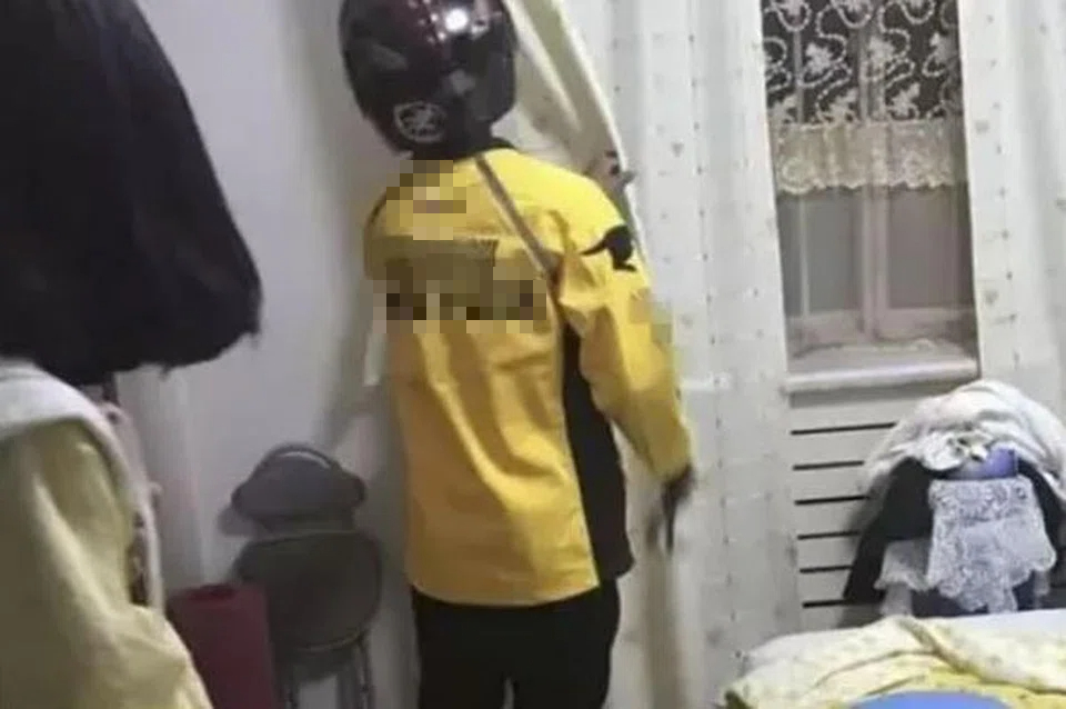 Nam shipper 27 tuổi nhiễm HIV khẳng định 3 năm chưa làm "chuyện ấy", bác sĩ: "Giá như hôm đó anh đừng đi cắt tóc"- Ảnh 1. Nam shipper 27 tuổi nhiễm HIV khẳng định 3 năm chưa làm "chuyện ấy", bác sĩ: "Giá như hôm đó anh đừng đi cắt tóc"- Ảnh 1.