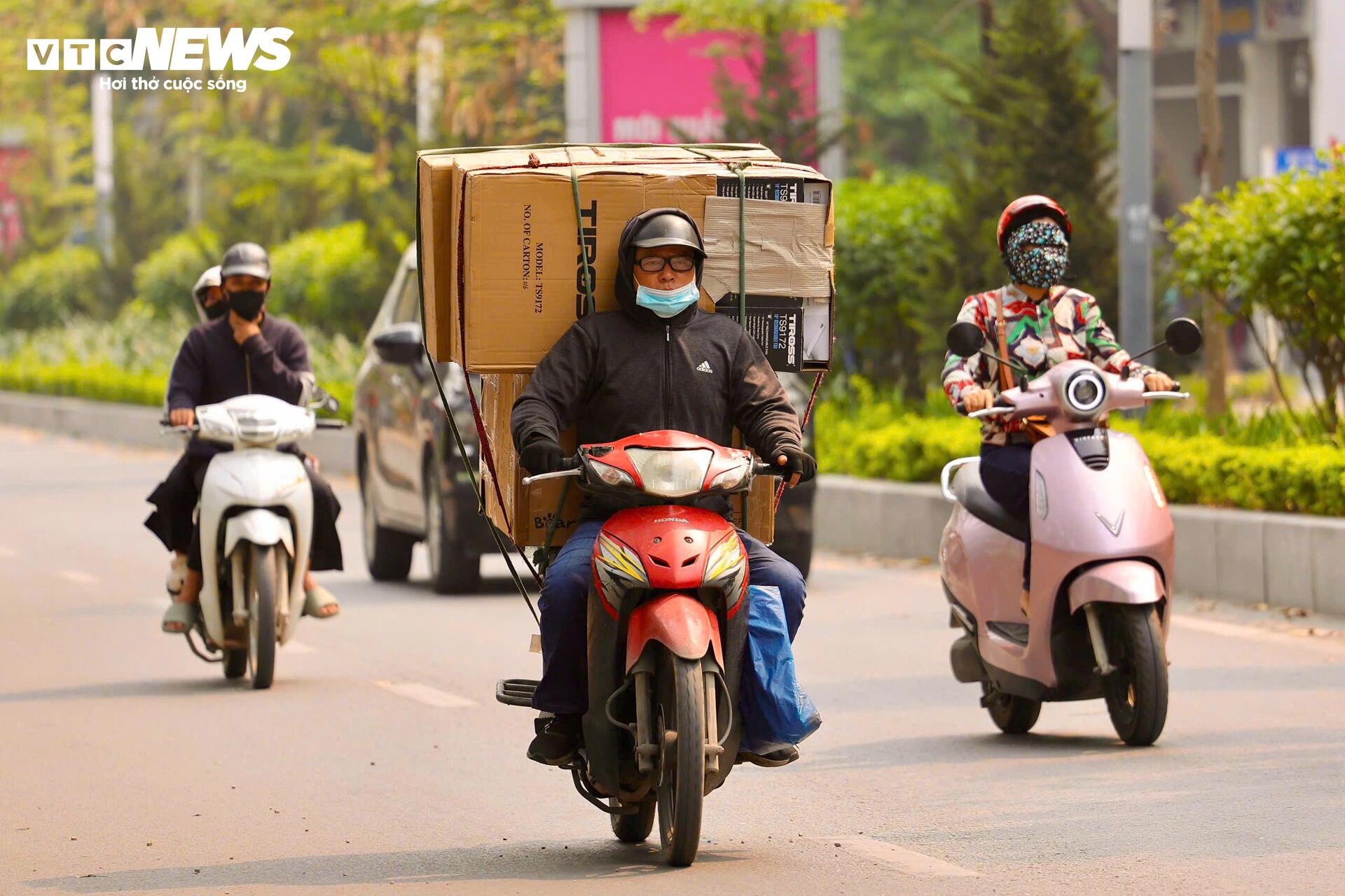 Người H&agrave; Nội 'nung m&igrave;nh' trong đợt nắng n&oacute;ng gay gắt đầu ti&ecirc;n năm 2026- Ảnh 1.