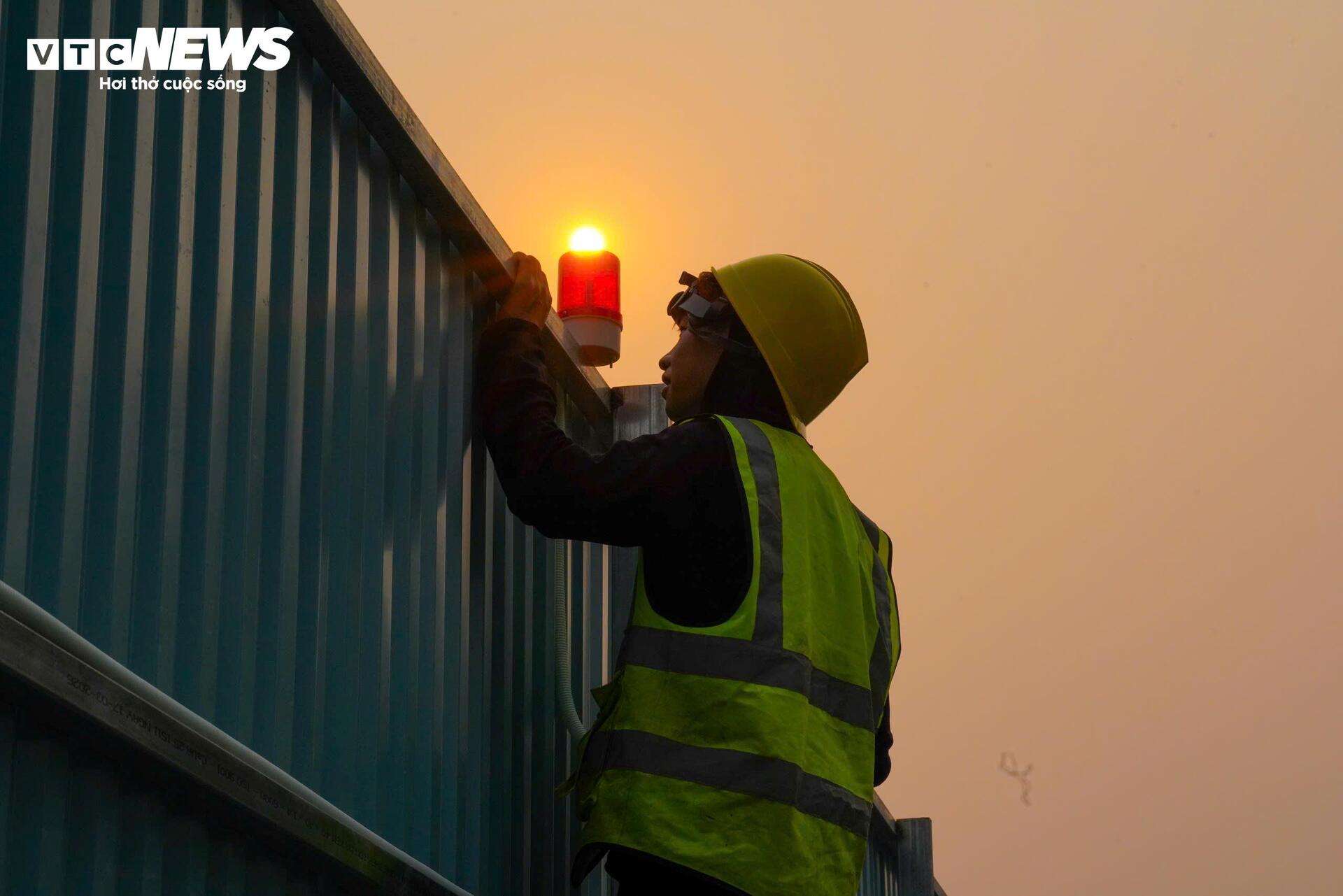 Người H&agrave; Nội 'nung m&igrave;nh' trong đợt nắng n&oacute;ng gay gắt đầu ti&ecirc;n năm 2026- Ảnh 10.