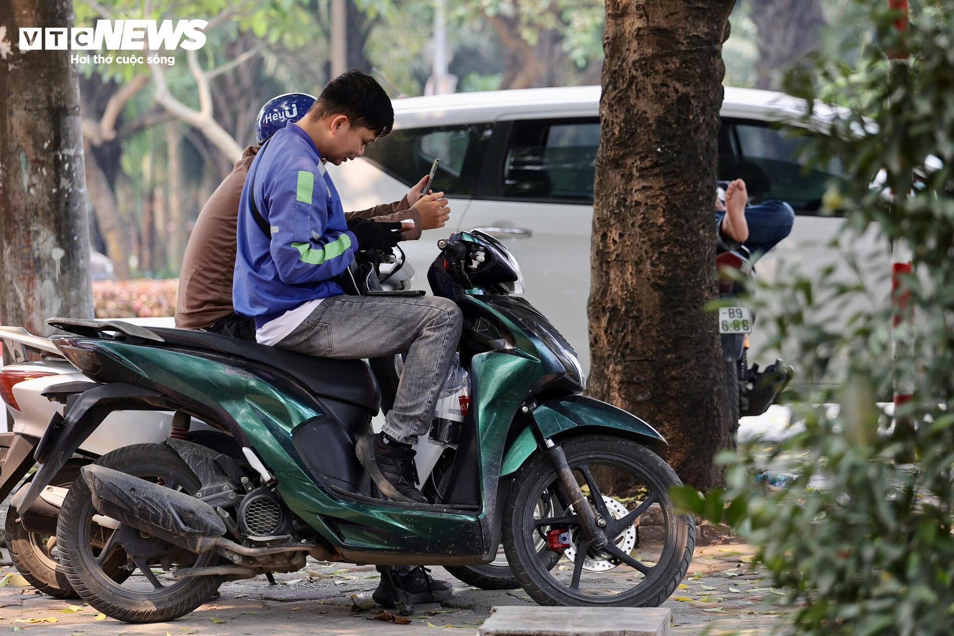 Người H&agrave; Nội 'nung m&igrave;nh' trong đợt nắng n&oacute;ng gay gắt đầu ti&ecirc;n năm 2026- Ảnh 11.