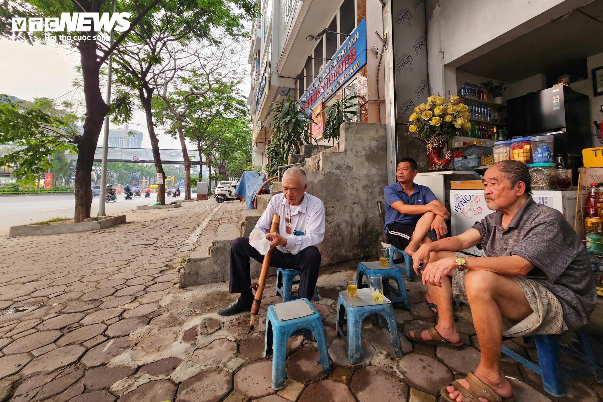 Người H&agrave; Nội 'nung m&igrave;nh' trong đợt nắng n&oacute;ng gay gắt đầu ti&ecirc;n năm 2026- Ảnh 12.