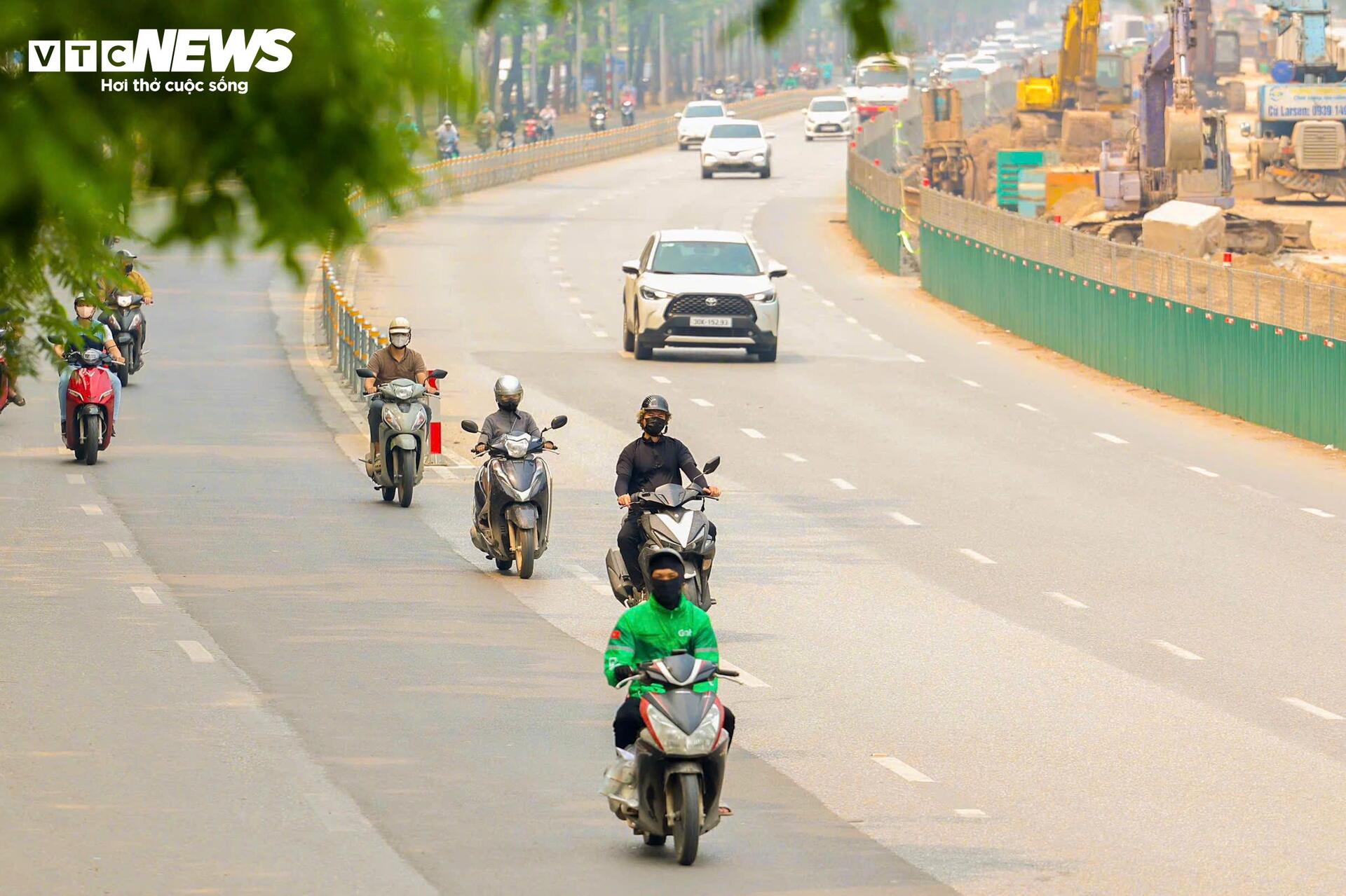 Người H&agrave; Nội 'nung m&igrave;nh' trong đợt nắng n&oacute;ng gay gắt đầu ti&ecirc;n năm 2026- Ảnh 2.