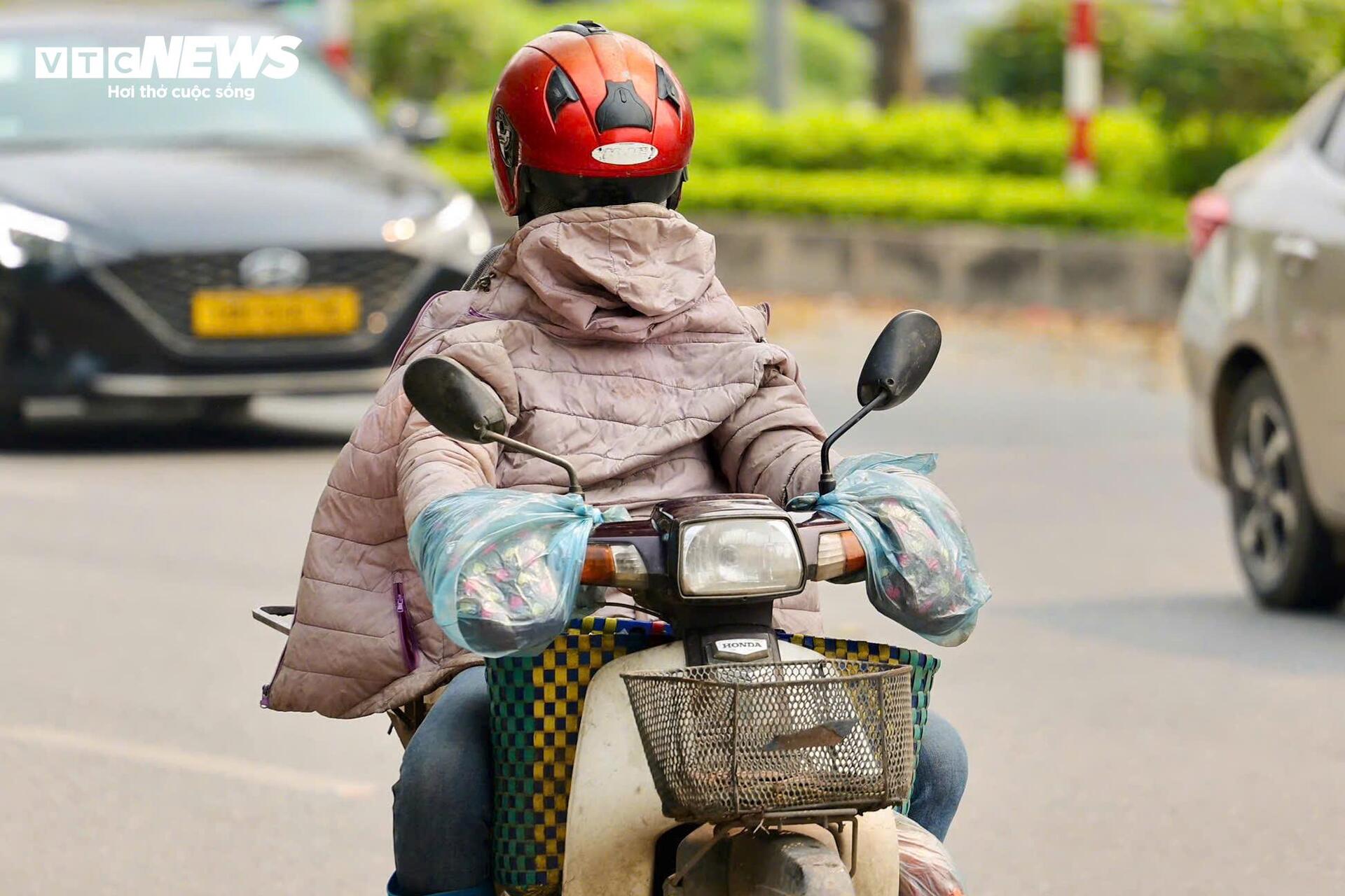Người H&agrave; Nội 'nung m&igrave;nh' trong đợt nắng n&oacute;ng gay gắt đầu ti&ecirc;n năm 2026- Ảnh 3.