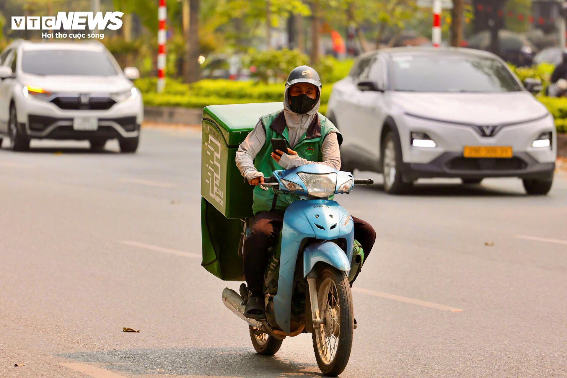 Người H&agrave; Nội 'nung m&igrave;nh' trong đợt nắng n&oacute;ng gay gắt đầu ti&ecirc;n năm 2026- Ảnh 4.