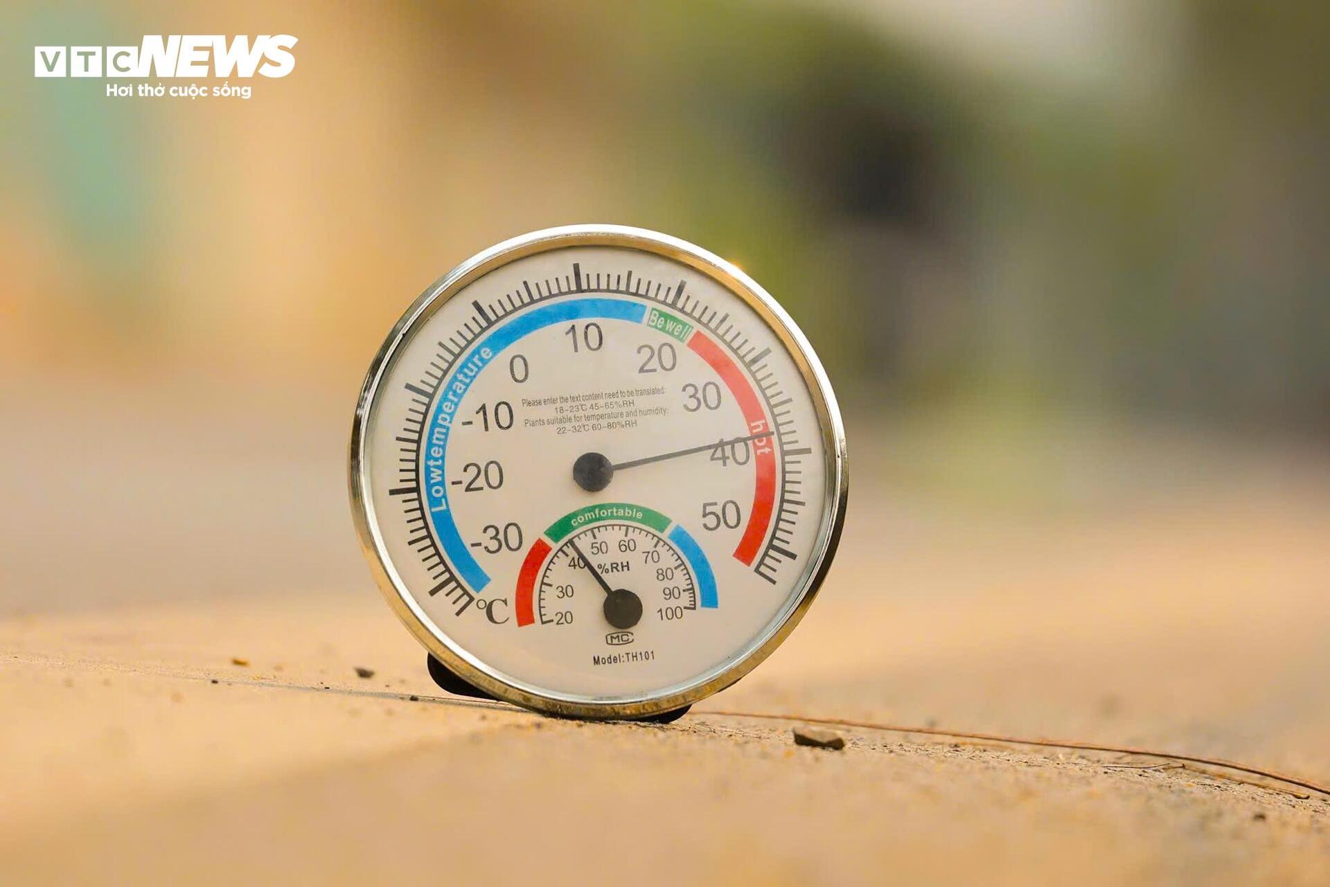 Người H&agrave; Nội 'nung m&igrave;nh' trong đợt nắng n&oacute;ng gay gắt đầu ti&ecirc;n năm 2026- Ảnh 5.