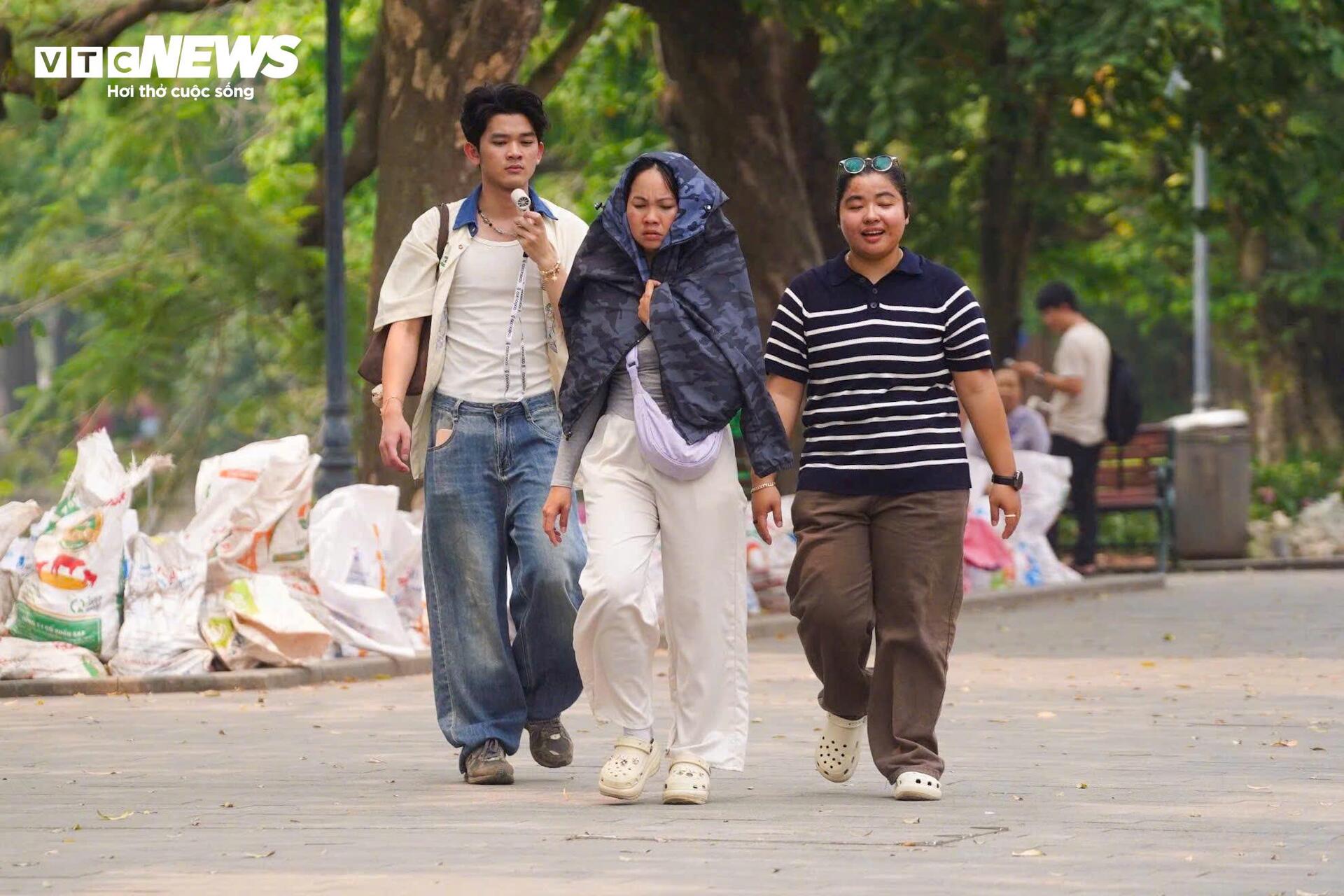 Người H&agrave; Nội 'nung m&igrave;nh' trong đợt nắng n&oacute;ng gay gắt đầu ti&ecirc;n năm 2026- Ảnh 6.