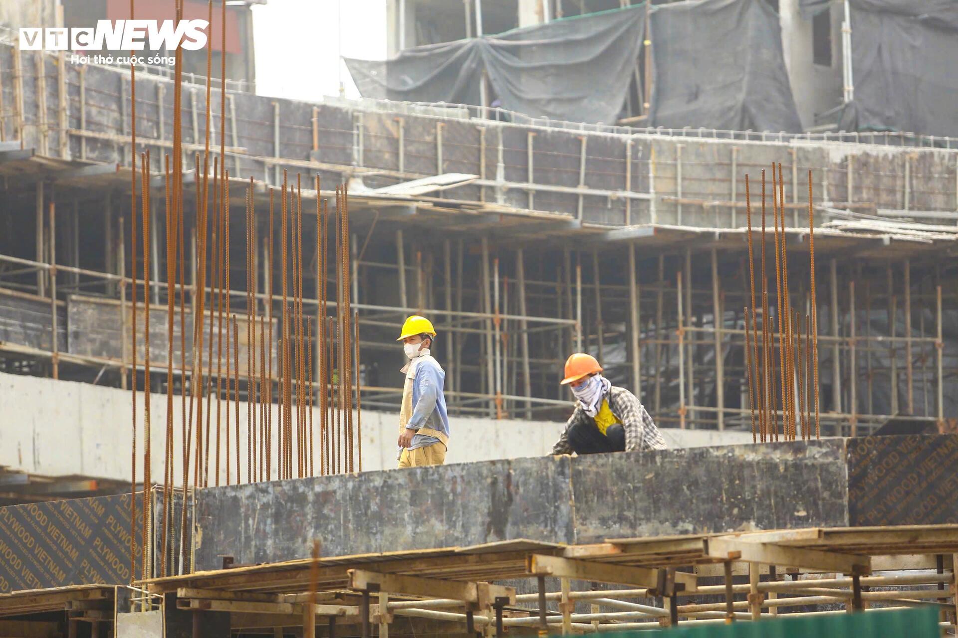 Người H&agrave; Nội 'nung m&igrave;nh' trong đợt nắng n&oacute;ng gay gắt đầu ti&ecirc;n năm 2026- Ảnh 7.