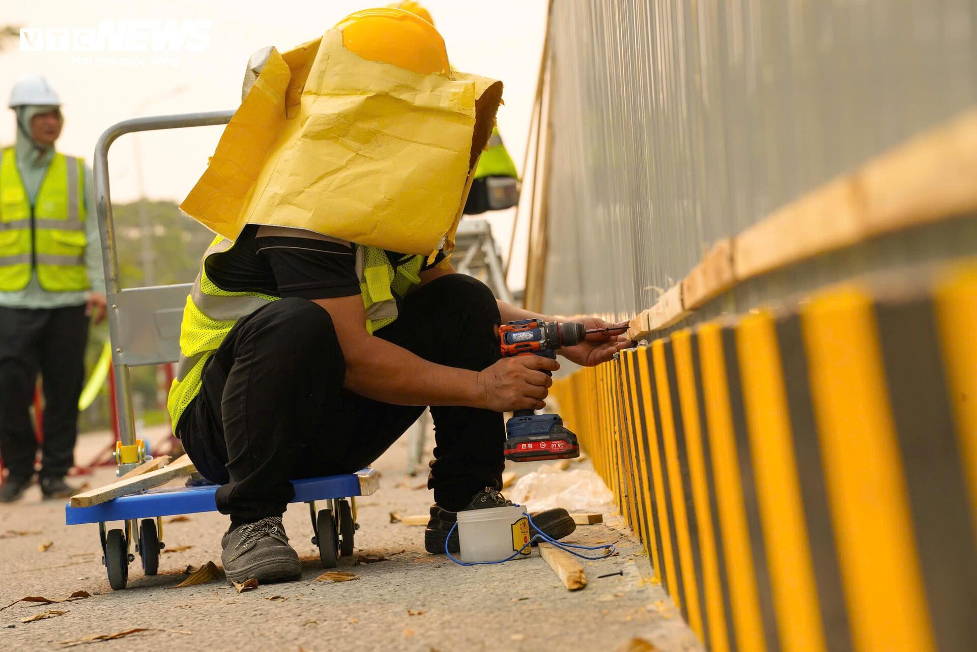 Người H&agrave; Nội 'nung m&igrave;nh' trong đợt nắng n&oacute;ng gay gắt đầu ti&ecirc;n năm 2026- Ảnh 9.