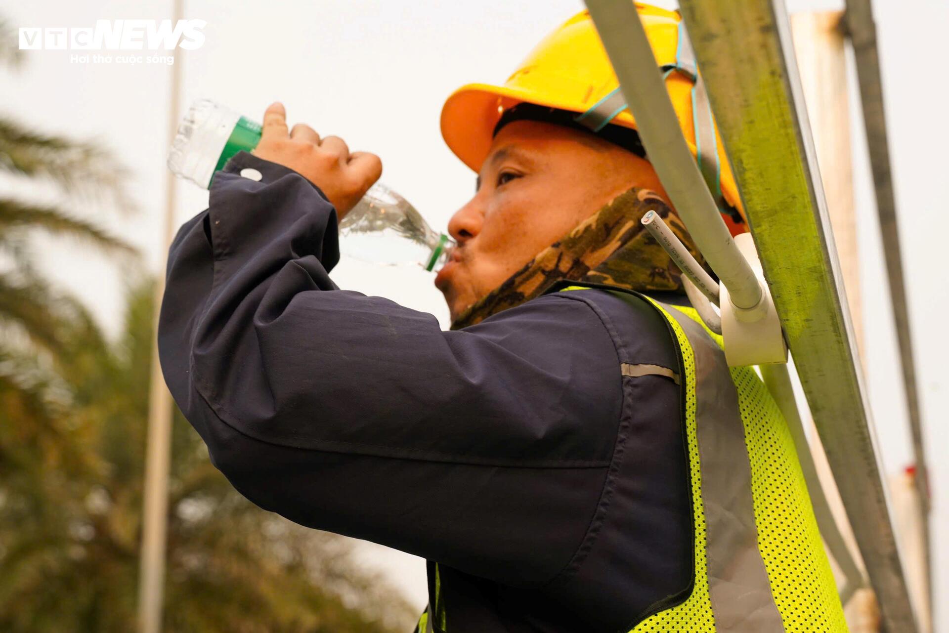 Người H&agrave; Nội 'nung m&igrave;nh' trong đợt nắng n&oacute;ng gay gắt đầu ti&ecirc;n năm 2026- Ảnh 8.