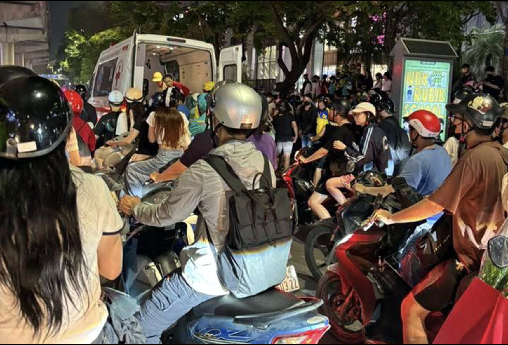 Nữ t&agrave;i xế xe c&ocirc;ng nghệ bị h&agrave;nh hung tr&ecirc;n đường Xu&acirc;n Thuỷ, chảy nhiều m&aacute;u, gục tại chỗ- Ảnh 1.