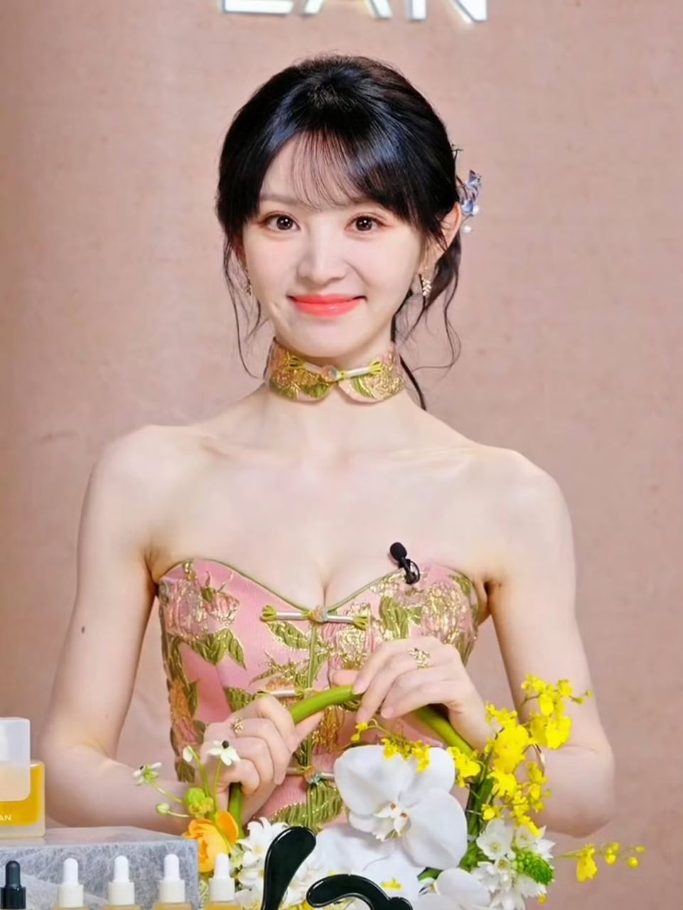 Điền Hi Vi kh&ocirc;ng c&ograve;n cố khoe v&ograve;ng 1, chọn mặc đồ local brand Việt sau sự cố cắt s&oacute;ng- Ảnh 1.