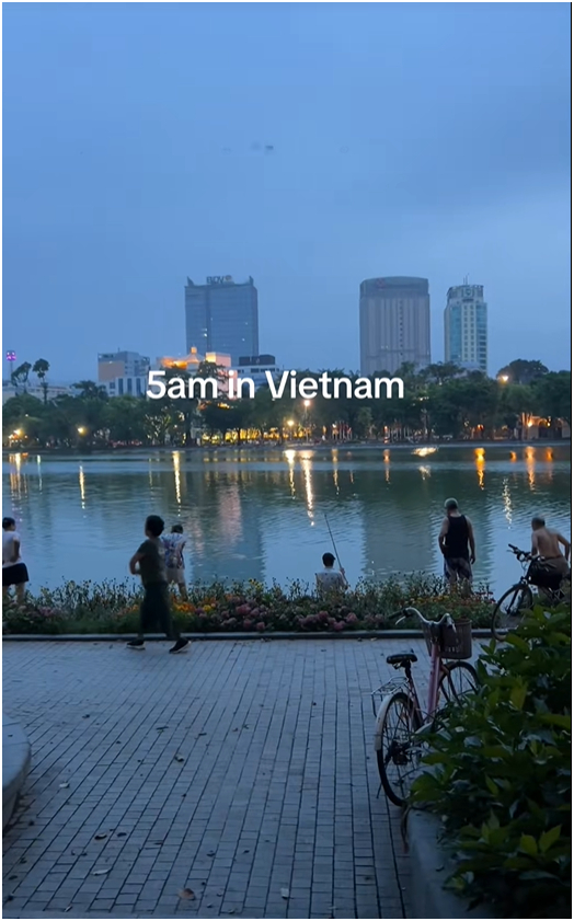 Kh&aacute;ch T&acirc;y ở Việt Nam phải dậy l&uacute;c 5h s&aacute;ng ra đường để chứng kiến điều hiếm thấy tr&ecirc;n thế giới- Ảnh 3.