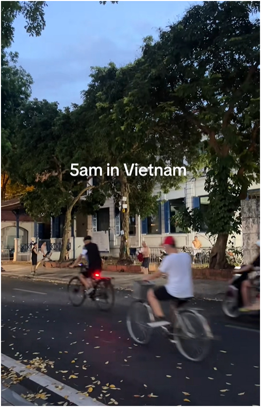 Kh&aacute;ch T&acirc;y ở Việt Nam phải dậy l&uacute;c 5h s&aacute;ng ra đường để chứng kiến điều hiếm thấy tr&ecirc;n thế giới- Ảnh 2.