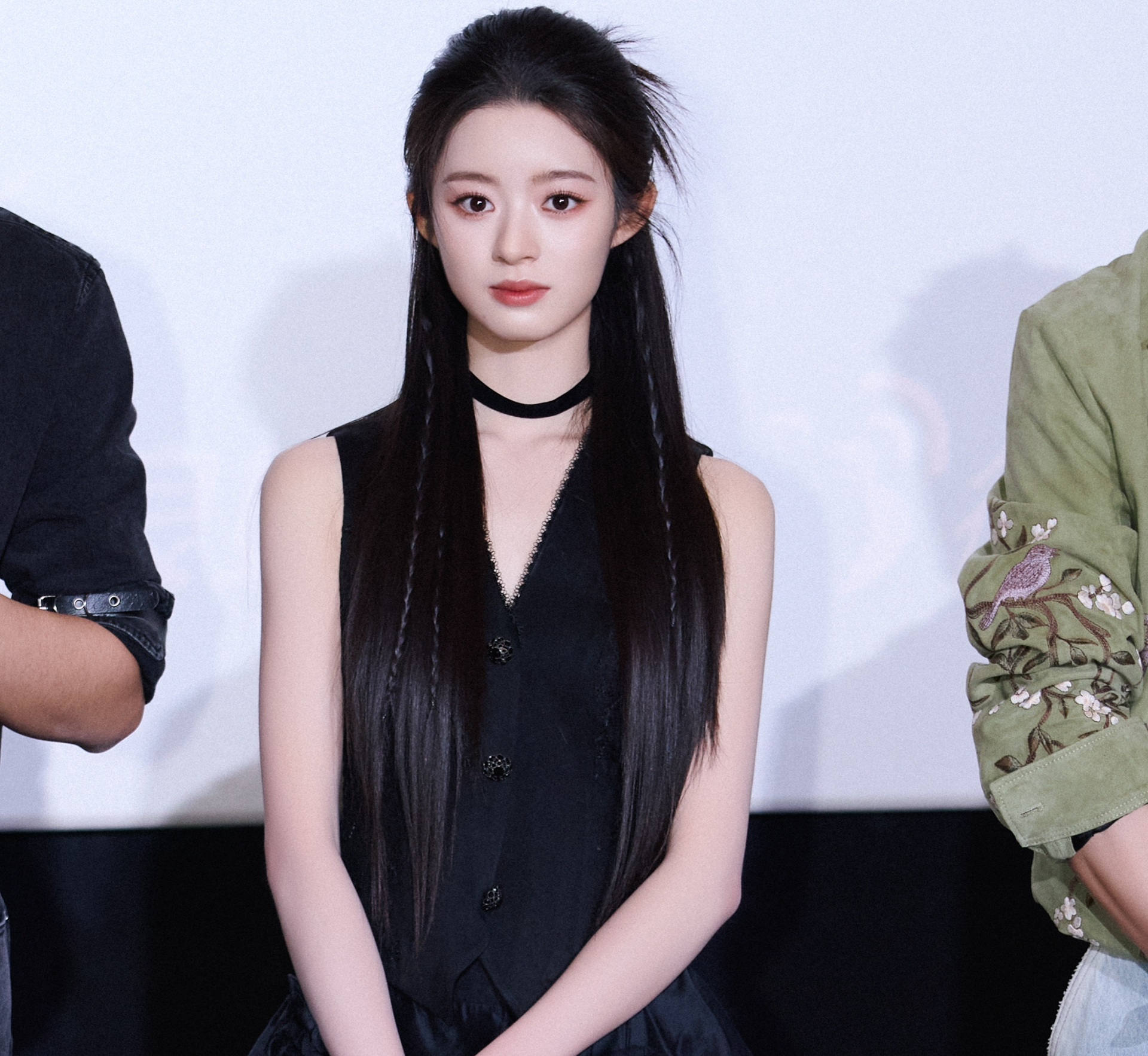 C&ocirc; d&acirc;u đang g&acirc;y tranh c&atilde;i khắp MXH: Xinh đẹp như hoa như ngọc nhưng kh&ocirc;ng ai d&aacute;m nh&igrave;n thẳng v&agrave;o mắt- Ảnh 4.