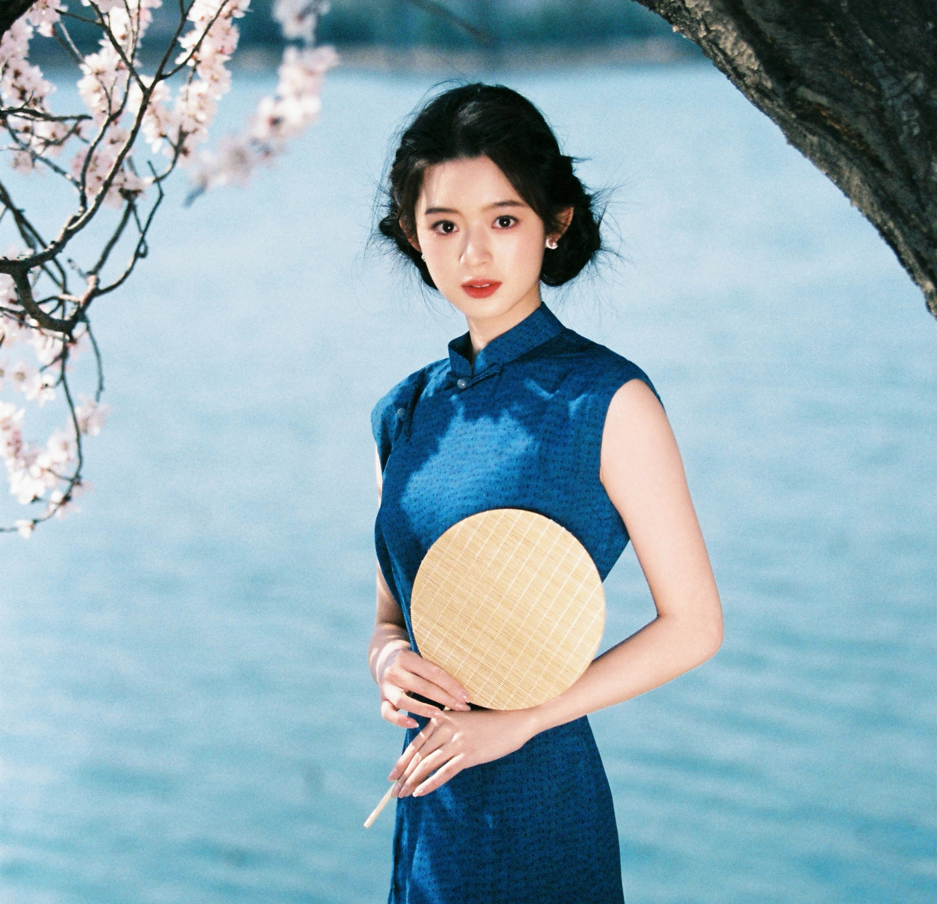 C&ocirc; d&acirc;u đang g&acirc;y tranh c&atilde;i khắp MXH: Xinh đẹp như hoa như ngọc nhưng kh&ocirc;ng ai d&aacute;m nh&igrave;n thẳng v&agrave;o mắt- Ảnh 3.