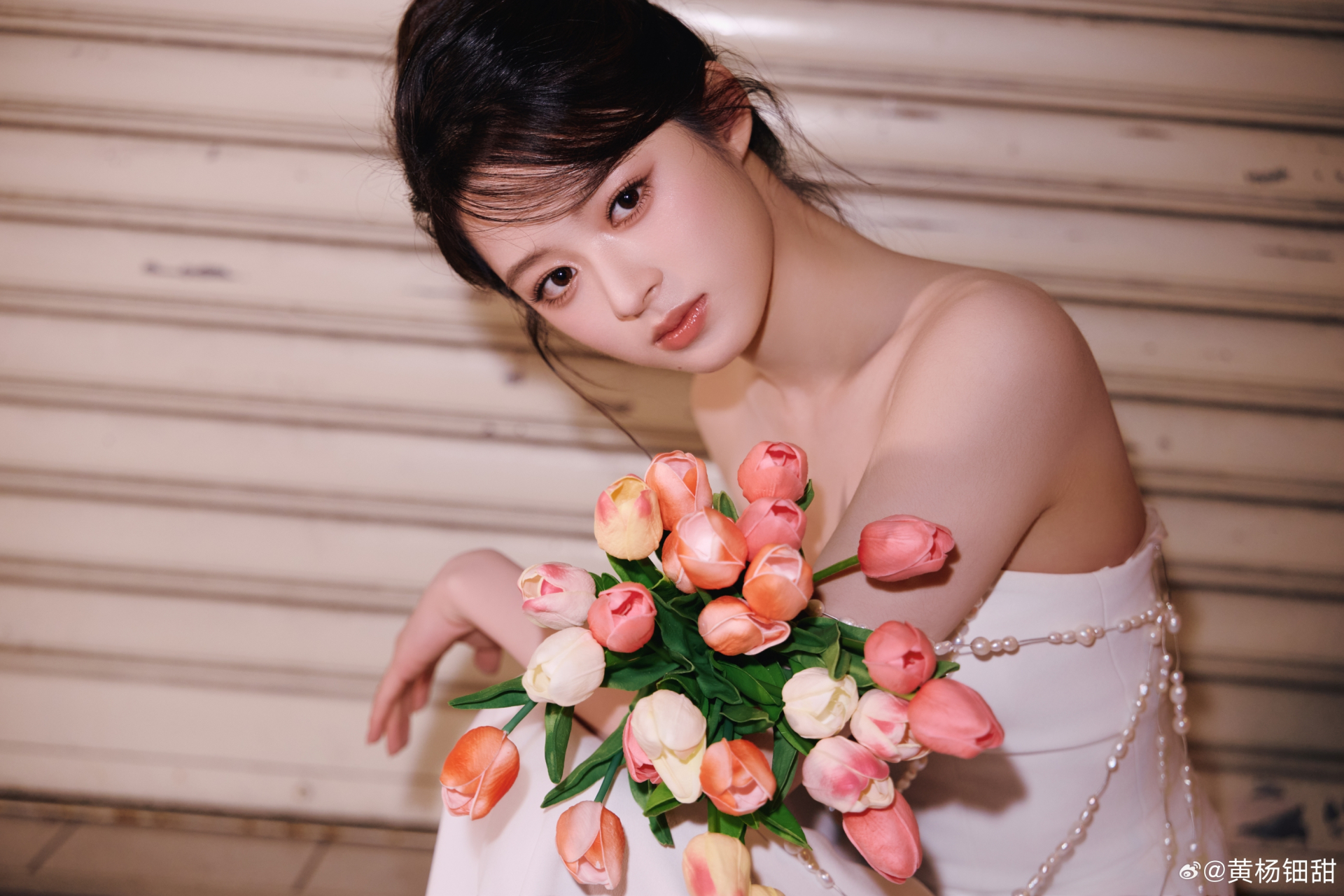 C&ocirc; d&acirc;u đang g&acirc;y tranh c&atilde;i khắp MXH: Xinh đẹp như hoa như ngọc nhưng kh&ocirc;ng ai d&aacute;m nh&igrave;n thẳng v&agrave;o mắt- Ảnh 2.