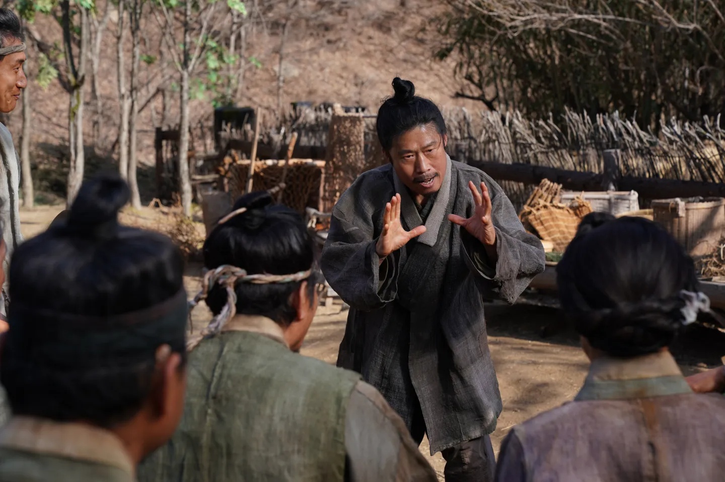 Dưới Bóng Điện Hạ: Đủ sâu để chạm, đủ day dứt để nhớ, một chữ “nể” không đủ để khen- Ảnh 8. Dưới Bóng Điện Hạ: Đủ sâu để chạm, đủ day dứt để nhớ, một chữ “nể” không đủ để khen- Ảnh 8.