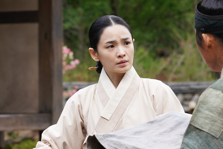 Dưới Bóng Điện Hạ: Đủ sâu để chạm, đủ day dứt để nhớ, một chữ “nể” không đủ để khen- Ảnh 11. Dưới Bóng Điện Hạ: Đủ sâu để chạm, đủ day dứt để nhớ, một chữ “nể” không đủ để khen- Ảnh 11.