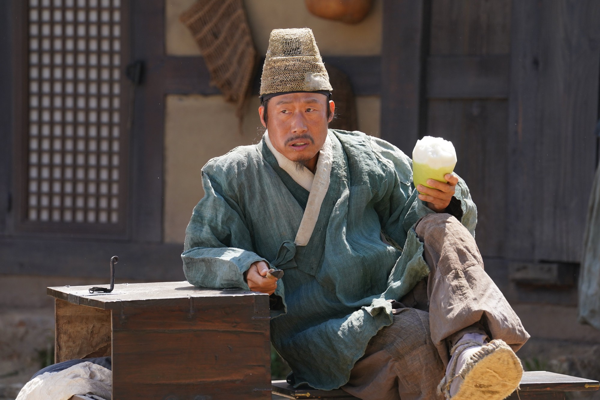 Dưới Bóng Điện Hạ: Đủ sâu để chạm, đủ day dứt để nhớ, một chữ “nể” không đủ để khen- Ảnh 3. Dưới Bóng Điện Hạ: Đủ sâu để chạm, đủ day dứt để nhớ, một chữ “nể” không đủ để khen- Ảnh 3.