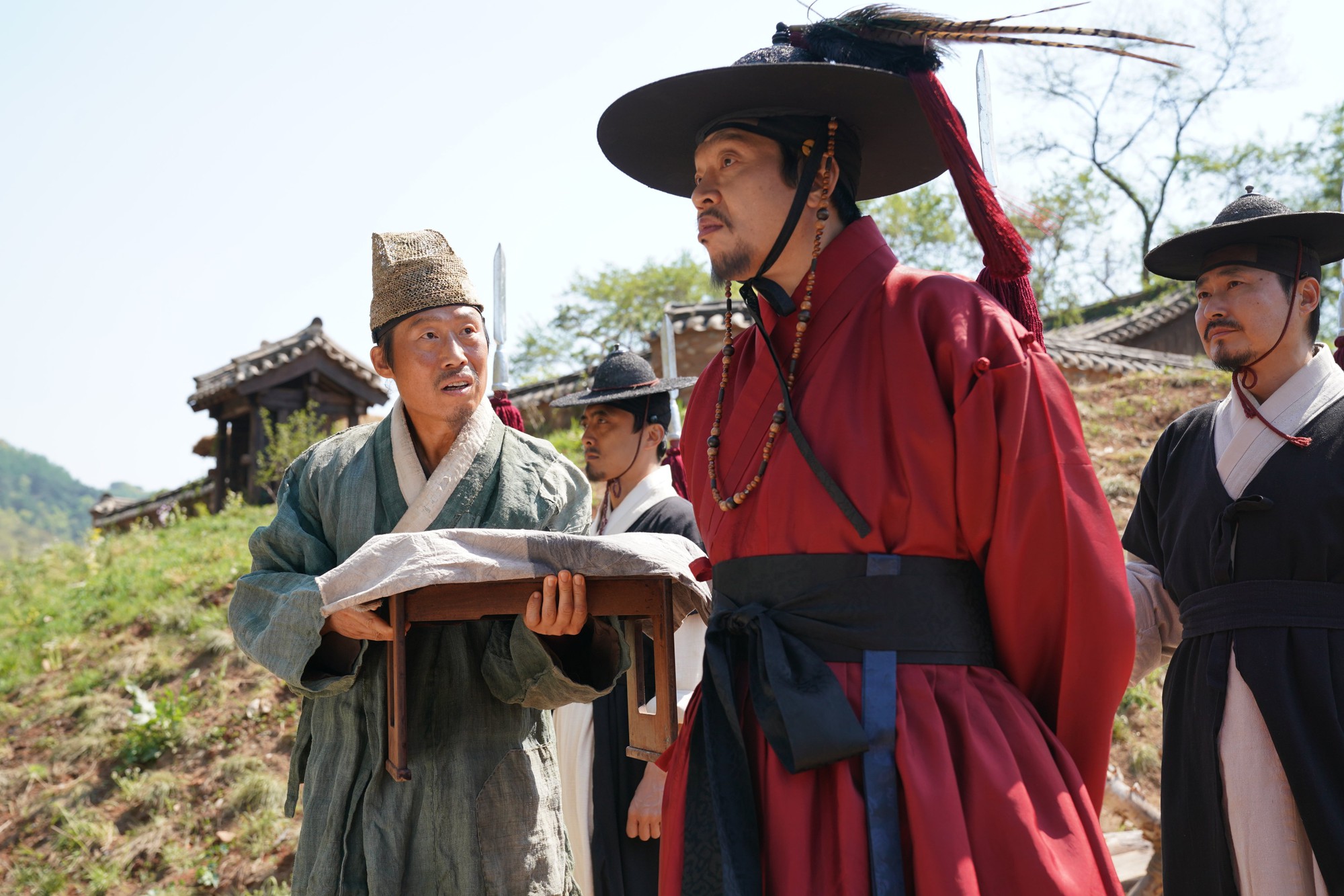 Dưới Bóng Điện Hạ: Đủ sâu để chạm, đủ day dứt để nhớ, một chữ “nể” không đủ để khen- Ảnh 12. Dưới Bóng Điện Hạ: Đủ sâu để chạm, đủ day dứt để nhớ, một chữ “nể” không đủ để khen- Ảnh 12.