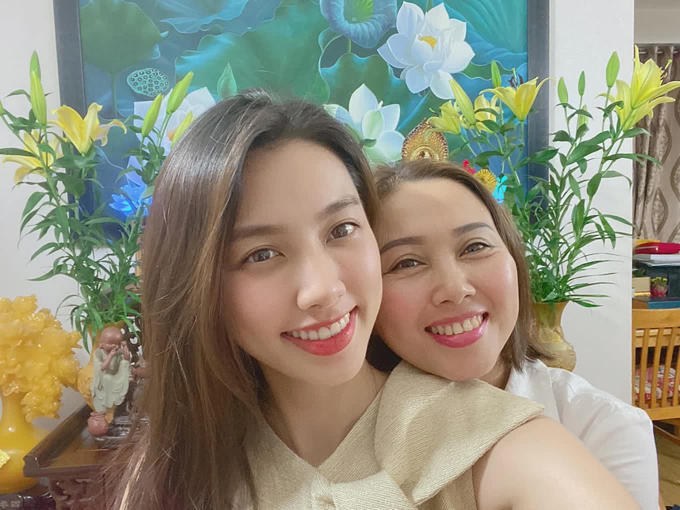 Mẹ Thuỳ Ti&ecirc;n c&oacute; động th&aacute;i lạ- Ảnh 3.