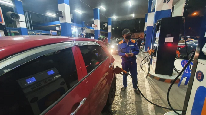 V&igrave; sao Bộ C&ocirc;ng Thương hay điều chỉnh gi&aacute; xăng dầu l&uacute;c nửa đ&ecirc;m?- Ảnh 1.