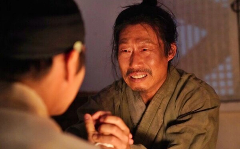 Dưới Bóng Điện Hạ: Đủ sâu để chạm, đủ day dứt để nhớ, một chữ “nể” không đủ để khen- Ảnh 10. Dưới Bóng Điện Hạ: Đủ sâu để chạm, đủ day dứt để nhớ, một chữ “nể” không đủ để khen- Ảnh 10.