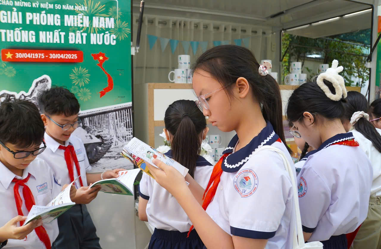 Bộ GD-ĐT n&ecirc;u quy định về s&aacute;ch gi&aacute;o khoa điện tử: Kh&ocirc;ng được ch&egrave;n quảng c&aacute;o  - Ảnh 1.