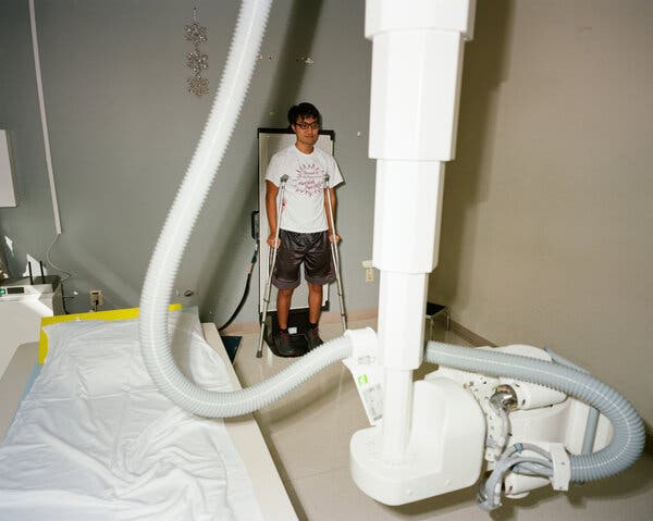 Chi gần 4 tỷ, bị t&ecirc; ch&acirc;n suốt đời để cao th&ecirc;m 7cm: C&aacute;i gi&aacute; "đ&agrave;n &ocirc;ng l&ugrave;n b&eacute;" phải trả để c&oacute; cảm gi&aacute;c của người b&igrave;nh thường- Ảnh 3.