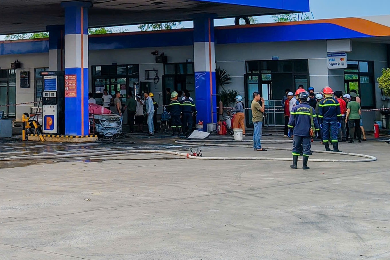 Hiện trường &ocirc; t&ocirc; bốc ch&aacute;y tại c&acirc;y xăng khiến 2 thiếu ni&ecirc;n tử vong- Ảnh 5.