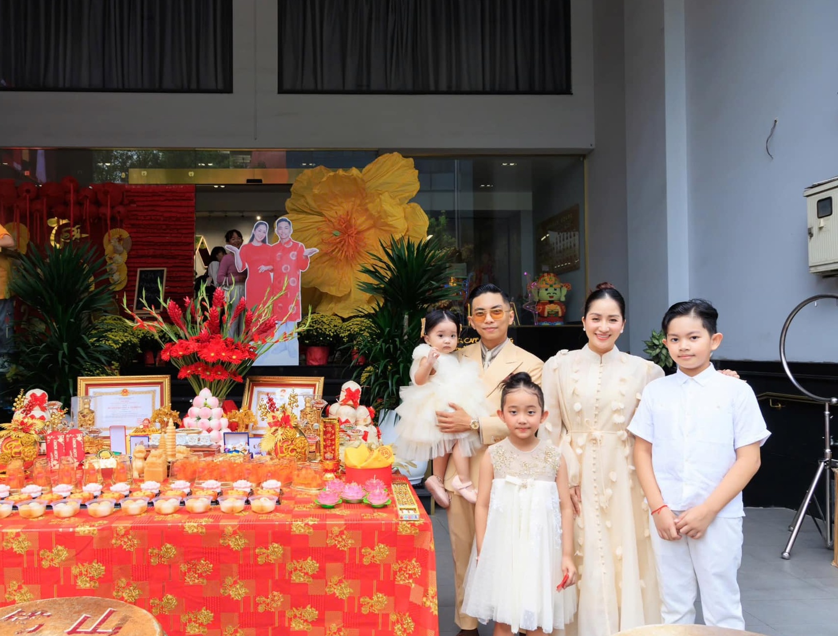 Nghệ sĩ x&acirc;y biệt thự 6 tầng, trăm tỷ đồng ngay mặt đường Ho&agrave;ng Hoa Th&aacute;m, cưới một viện trưởng- Ảnh 5.